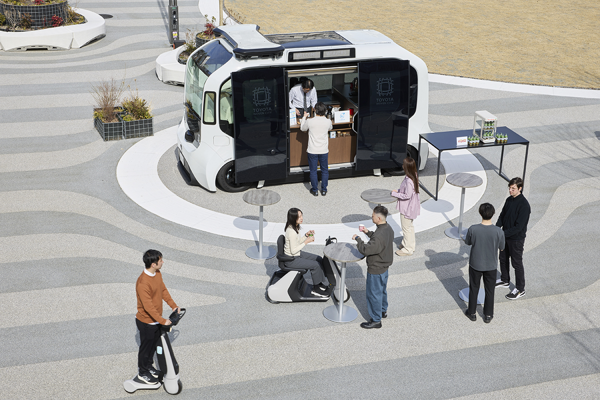El Toyota e-Palette es una especie de capsula que además de transporte tiene servicios multiusos.