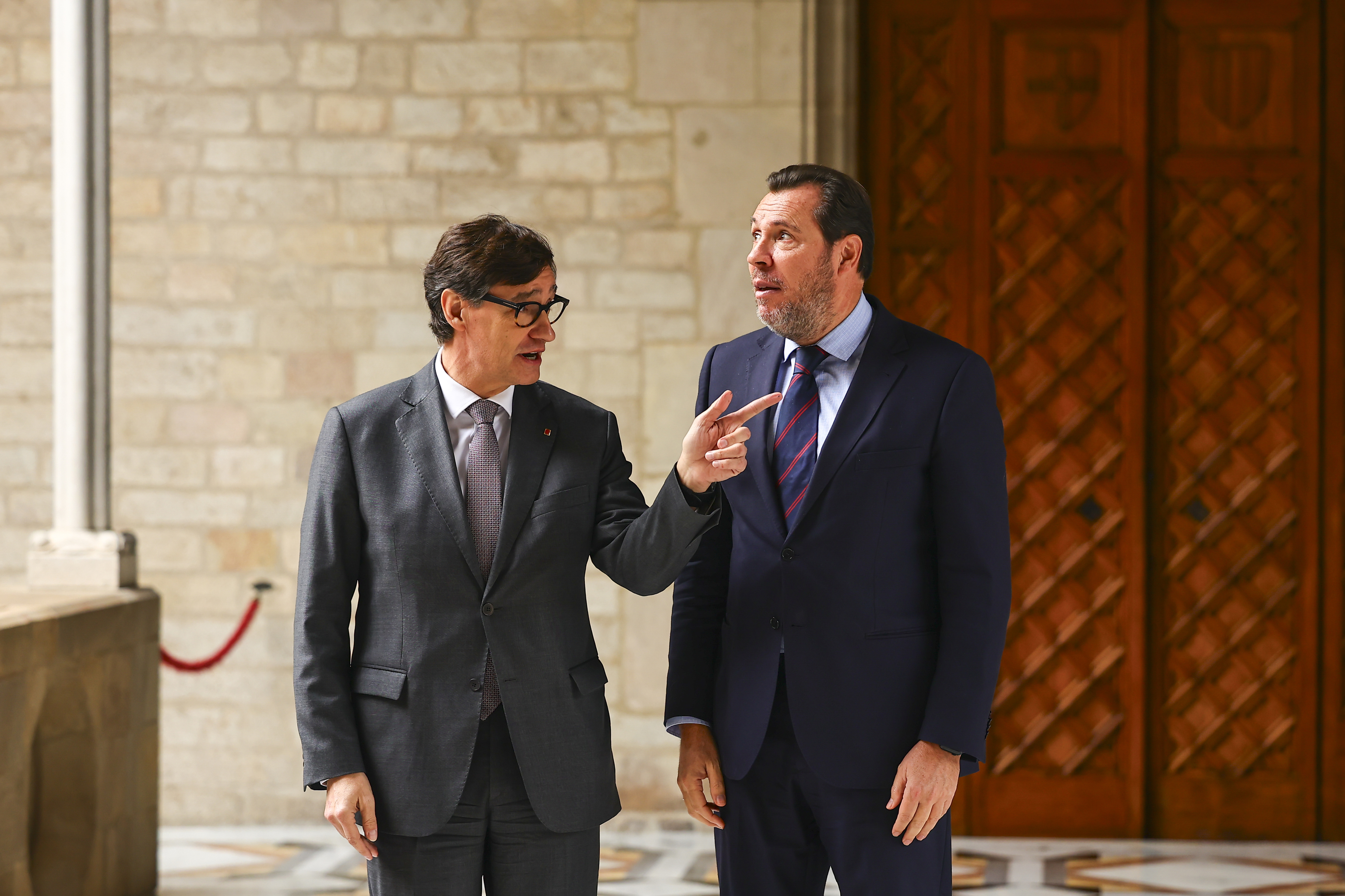 El ministro �scar Puente junto al presidente de Catalu�a Salvador Illa en un encuentro en el palacio de la Generalitat en Barcelona.