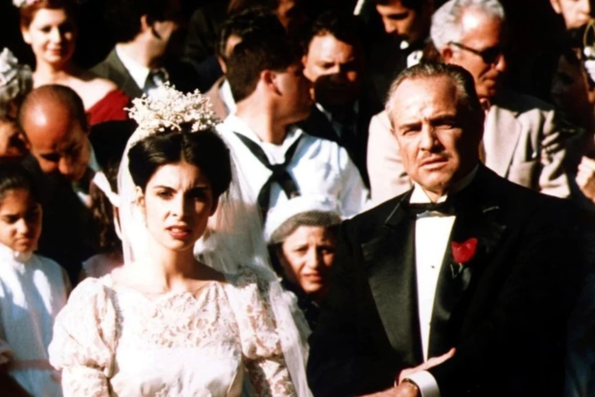 Connie Corleone junto a Don Vito en El Padrino.