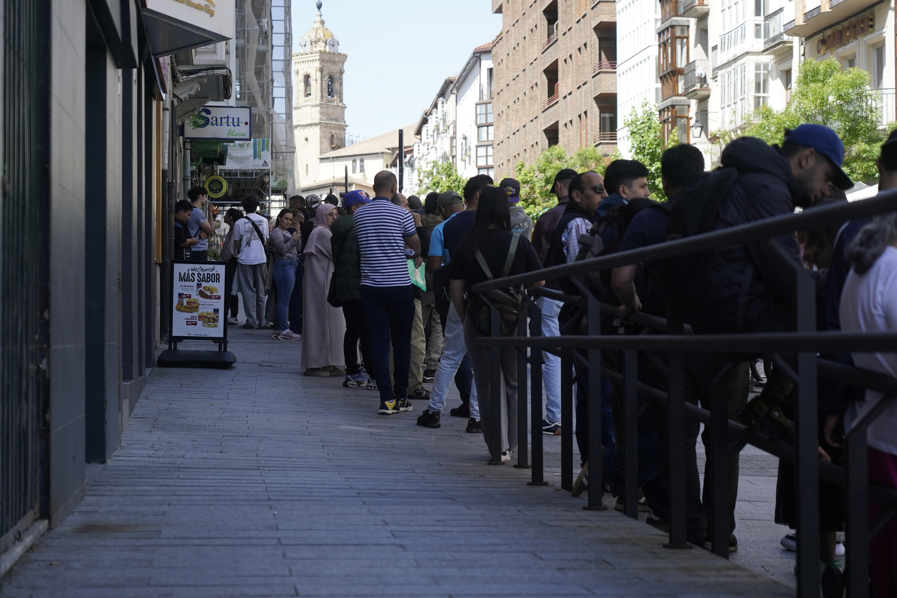 Fila de personas para tramitar la documentaci�n de la regularizaci�n, el pasado 20 de abril.