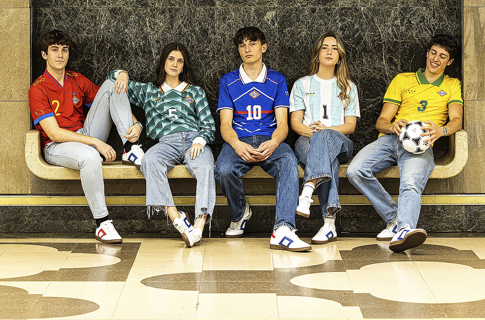 Varios j�venes exhibiendo las cinco camisetas retro que componen la colecci�n.