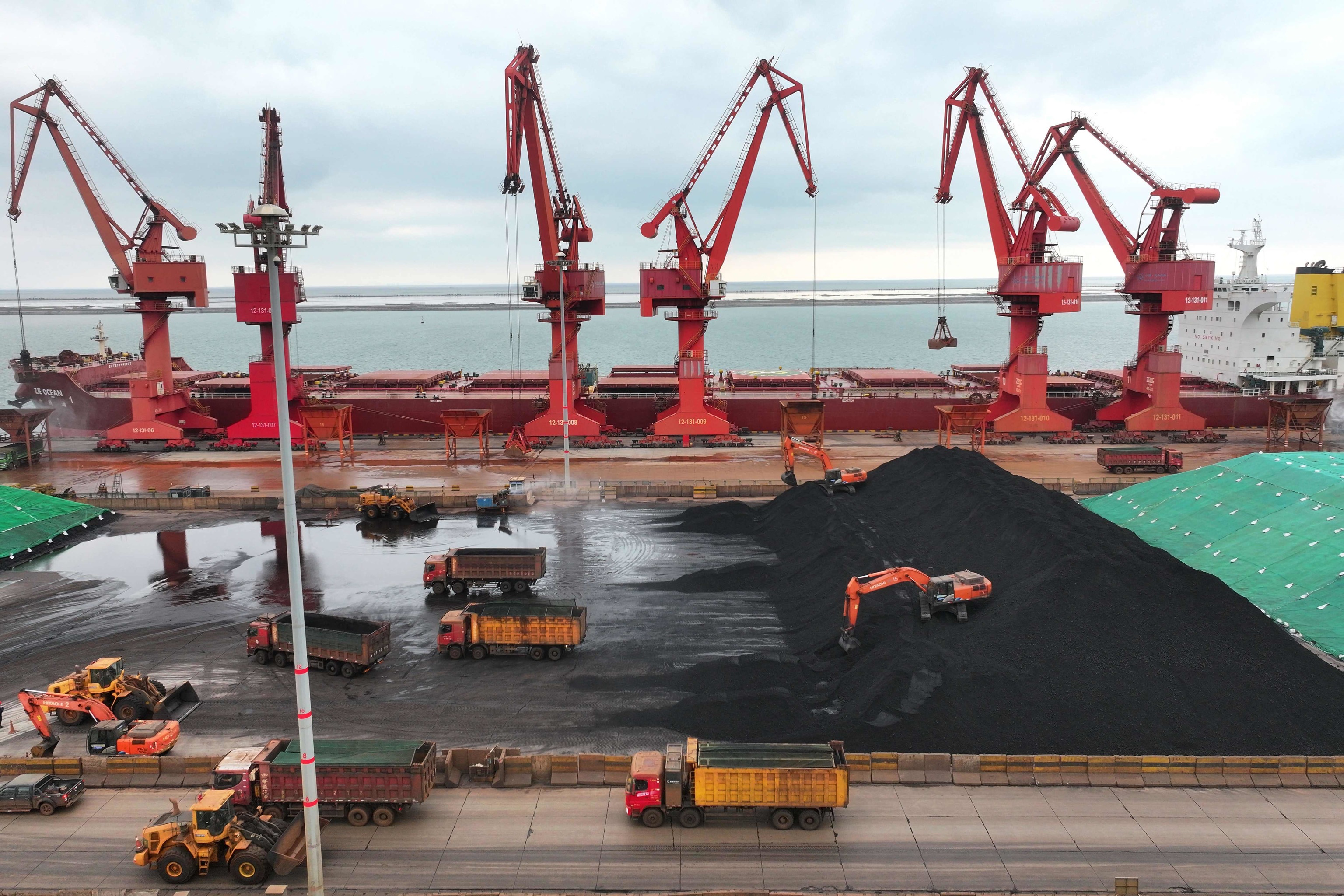 Recogida de carbón en un puerto de China