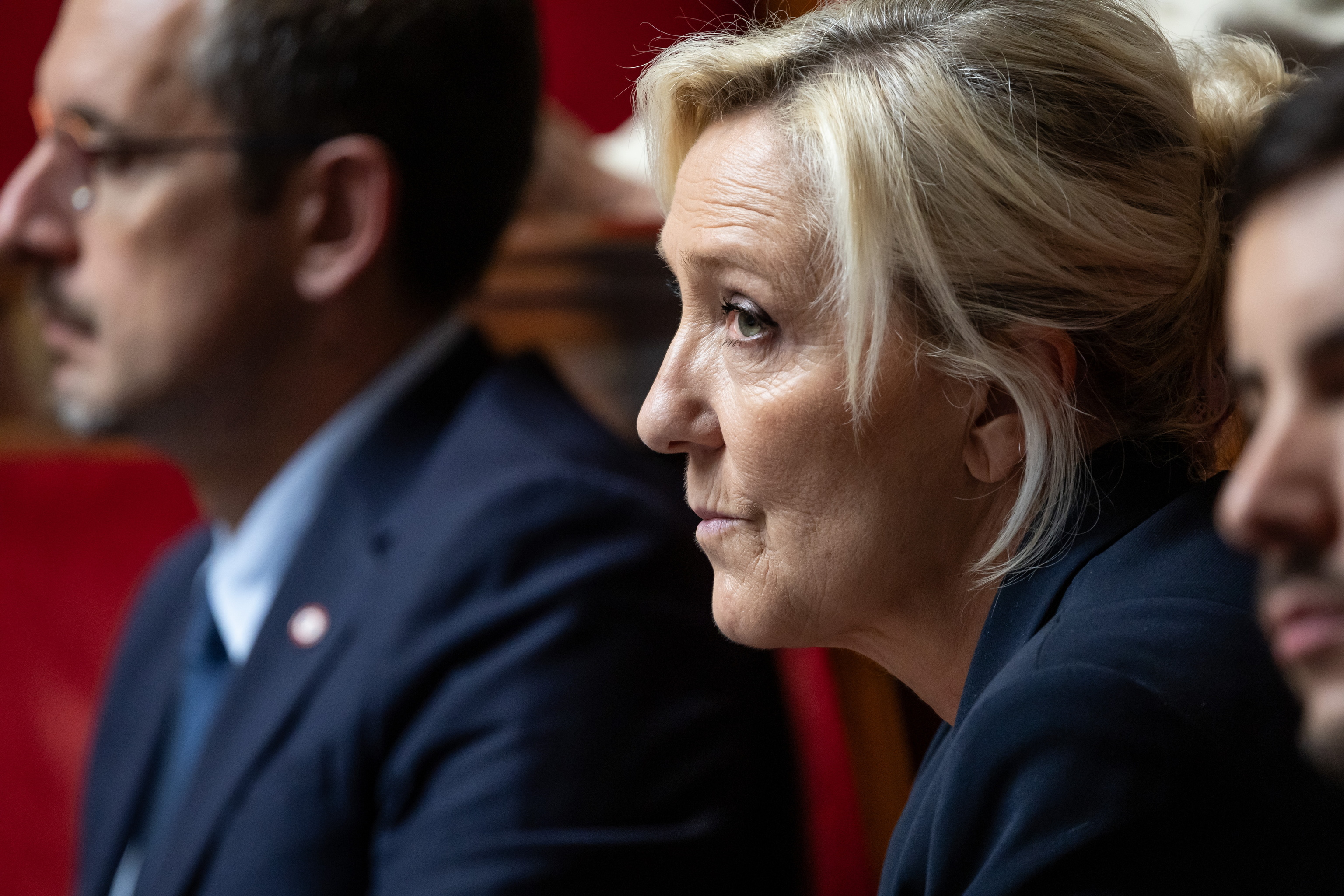 Marine Le Pen escucha durante una sesión en la Asamblea Nacional, en París, este martes.