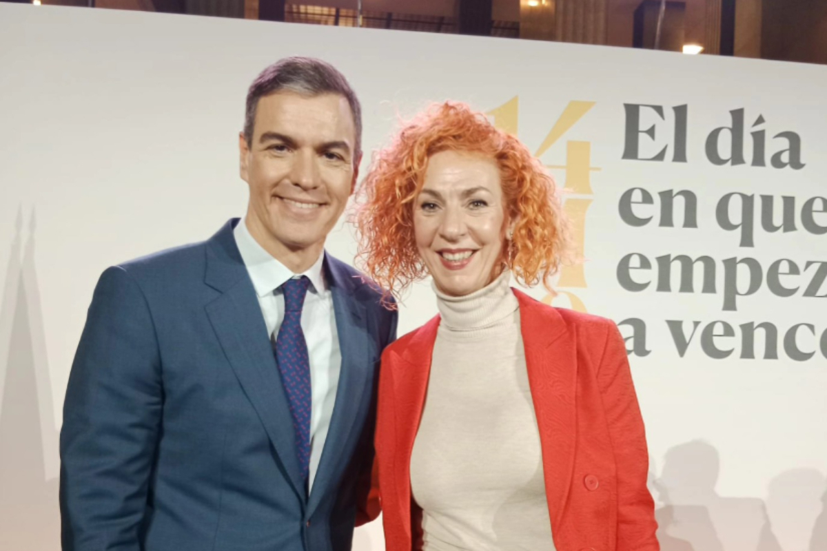 Antonia Alc�zar, alcaldesa de Velilla de San Antonio junto al Pedro S�nchez.