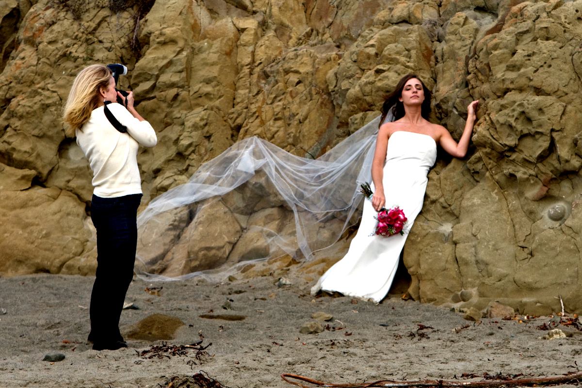 Una fot�grafa de bodas retratando a una novia.