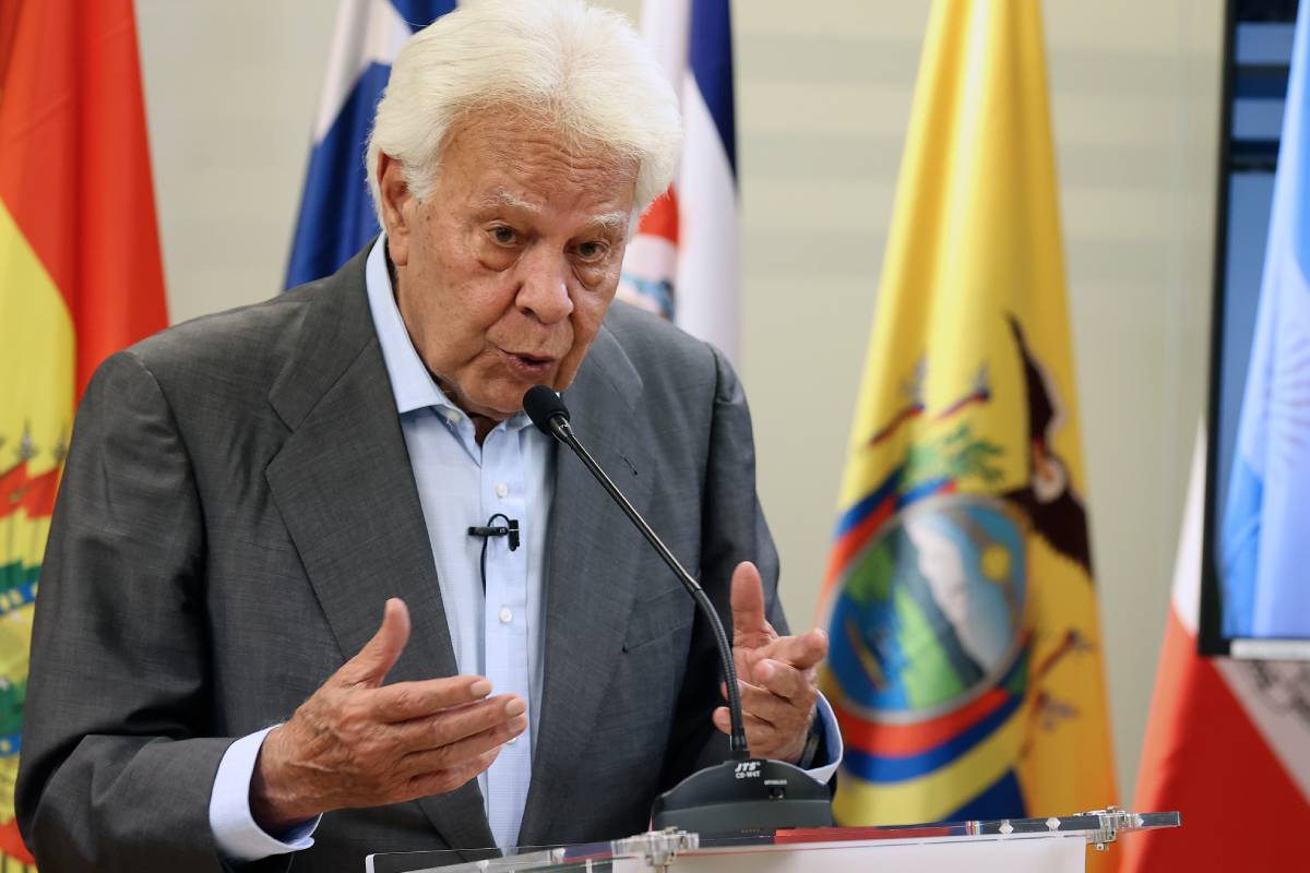 El ex presidente del Gobierno de España, Felipe González, en la entrega del Premio 'Ana Frank'