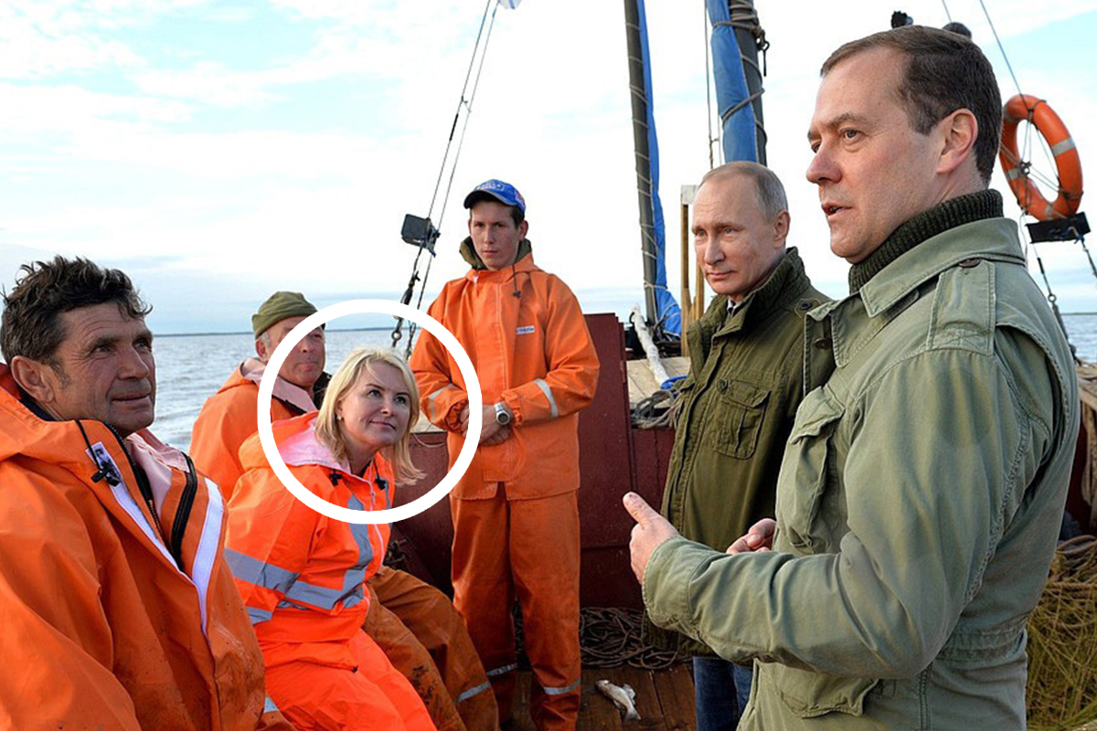 En esta imagen, en un barco observando con admiración a Putin.