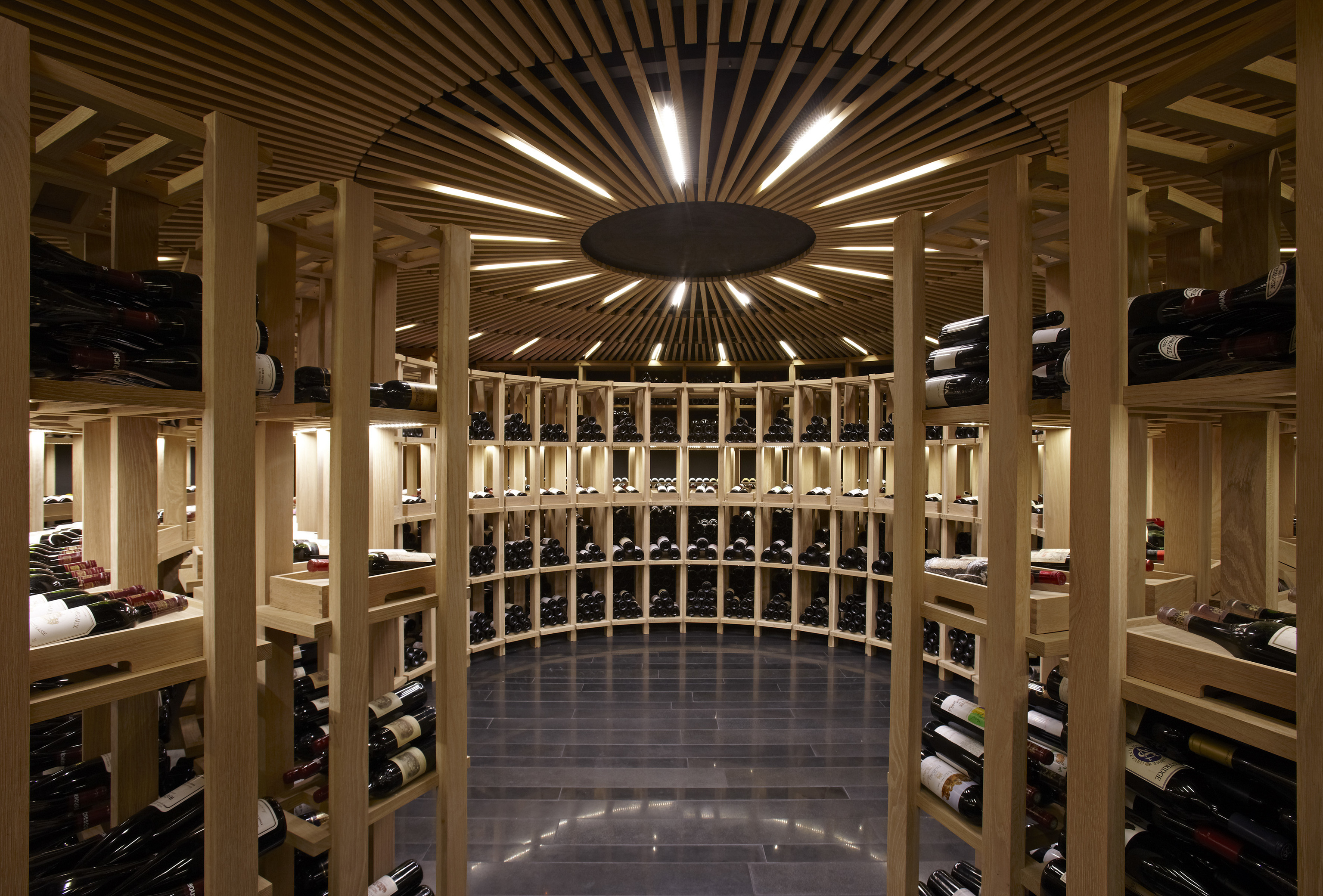 La bodega de Atrio guarda 35.000 botellas.