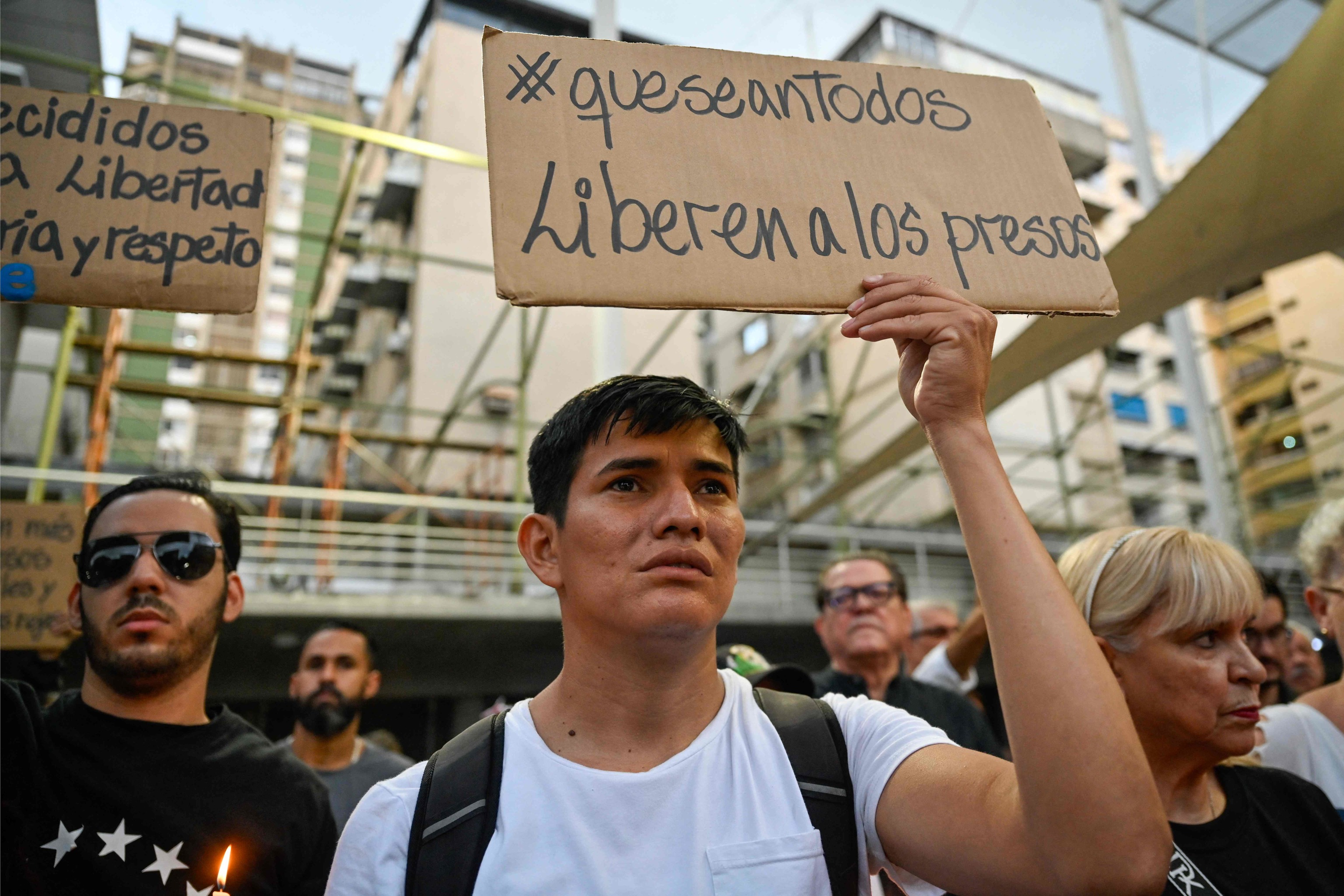 Un joven venezolano pide la liberaci�n de los presos pol�ticos en Caracas.