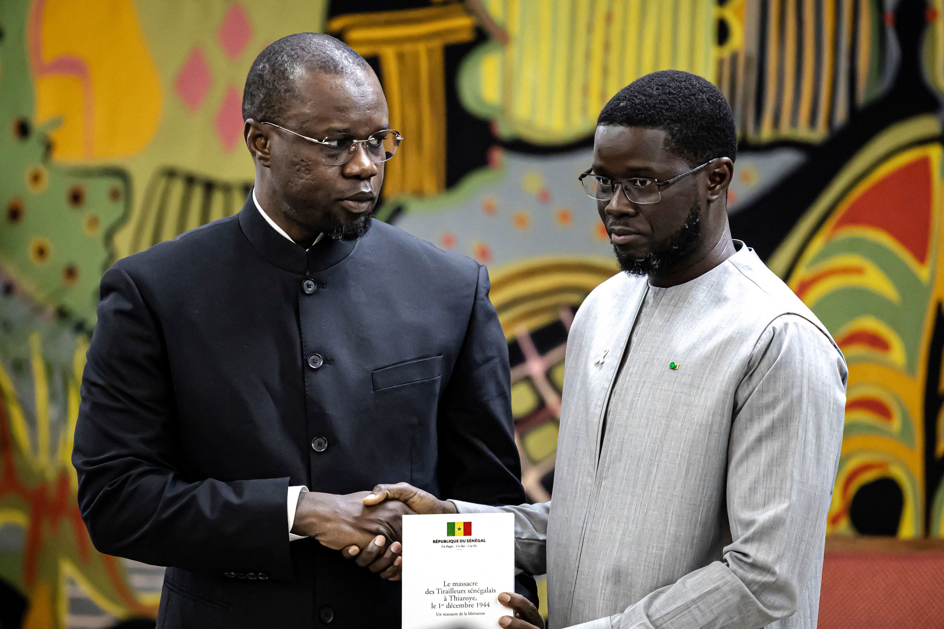 El primer ministro de Senegal, Ousmane Sonko (izq) con el presidente del país, Bassirou Diomaye.