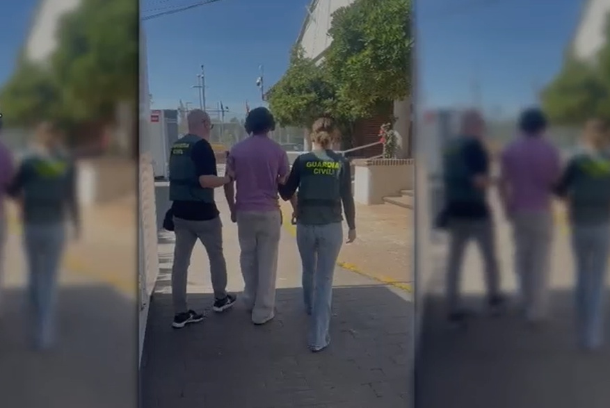 Uno de los detenidos conducido por los agentes de la Guardia Civil.