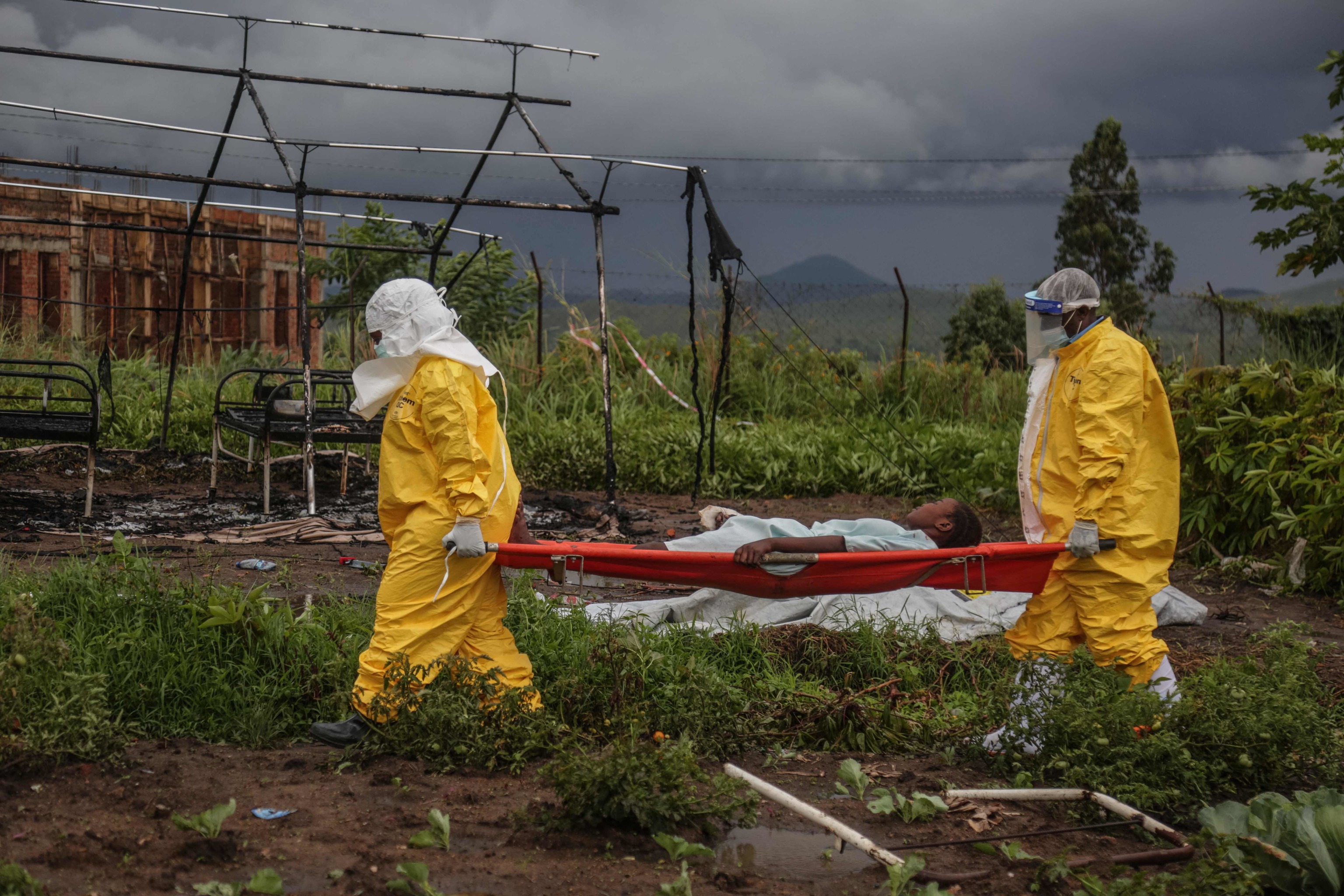 Dos sanitarios trasladan a un enfermo de �bola.