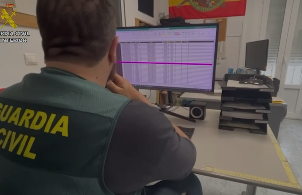 Un agente de la Guardia Civil durante la investigaci�n.