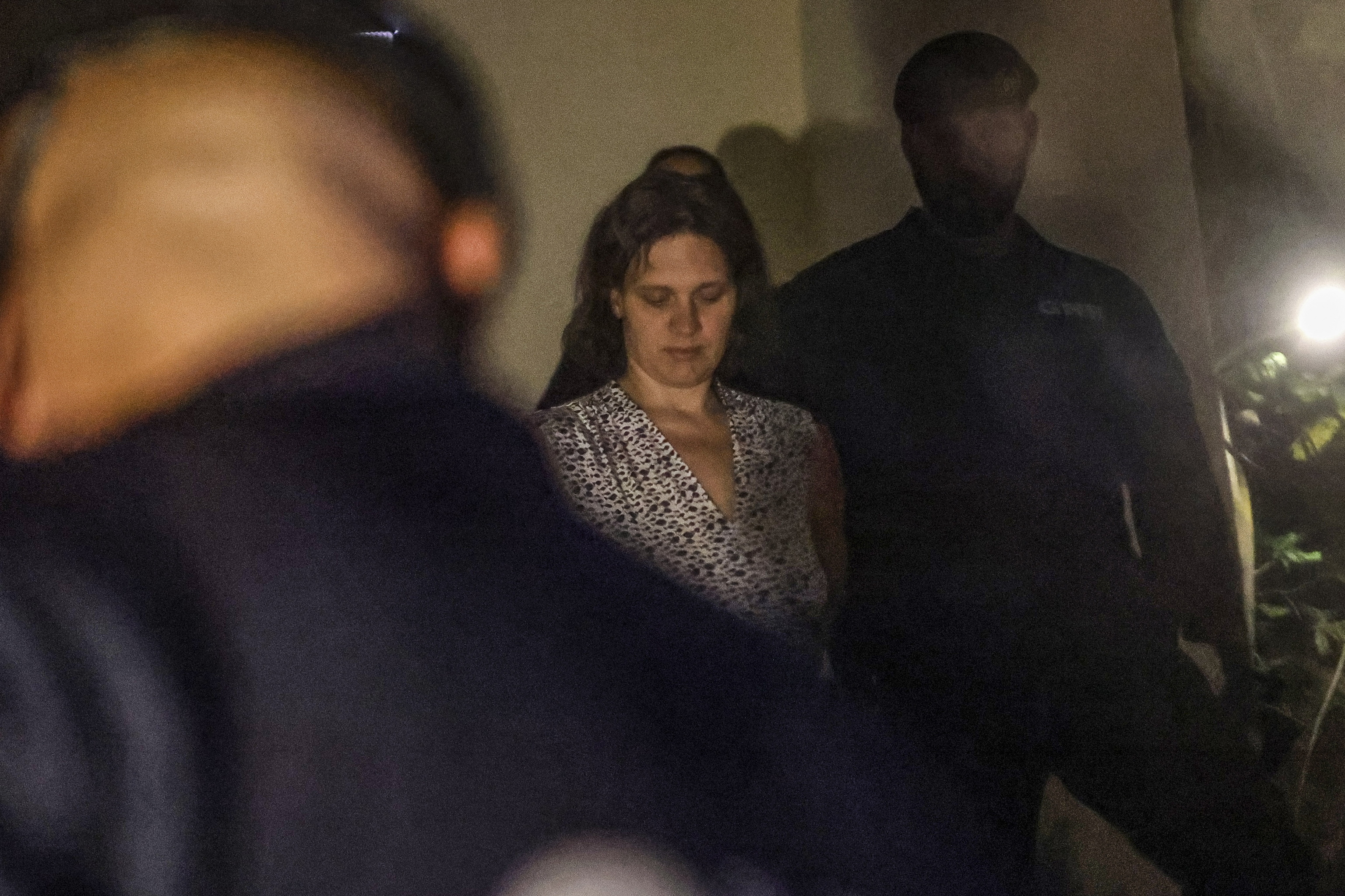 Un agente de la Guardia Nacional Republicana (GNR) acompa�a a la acusada, Marine Rousseau, cerca del Juzgado de Set�bal