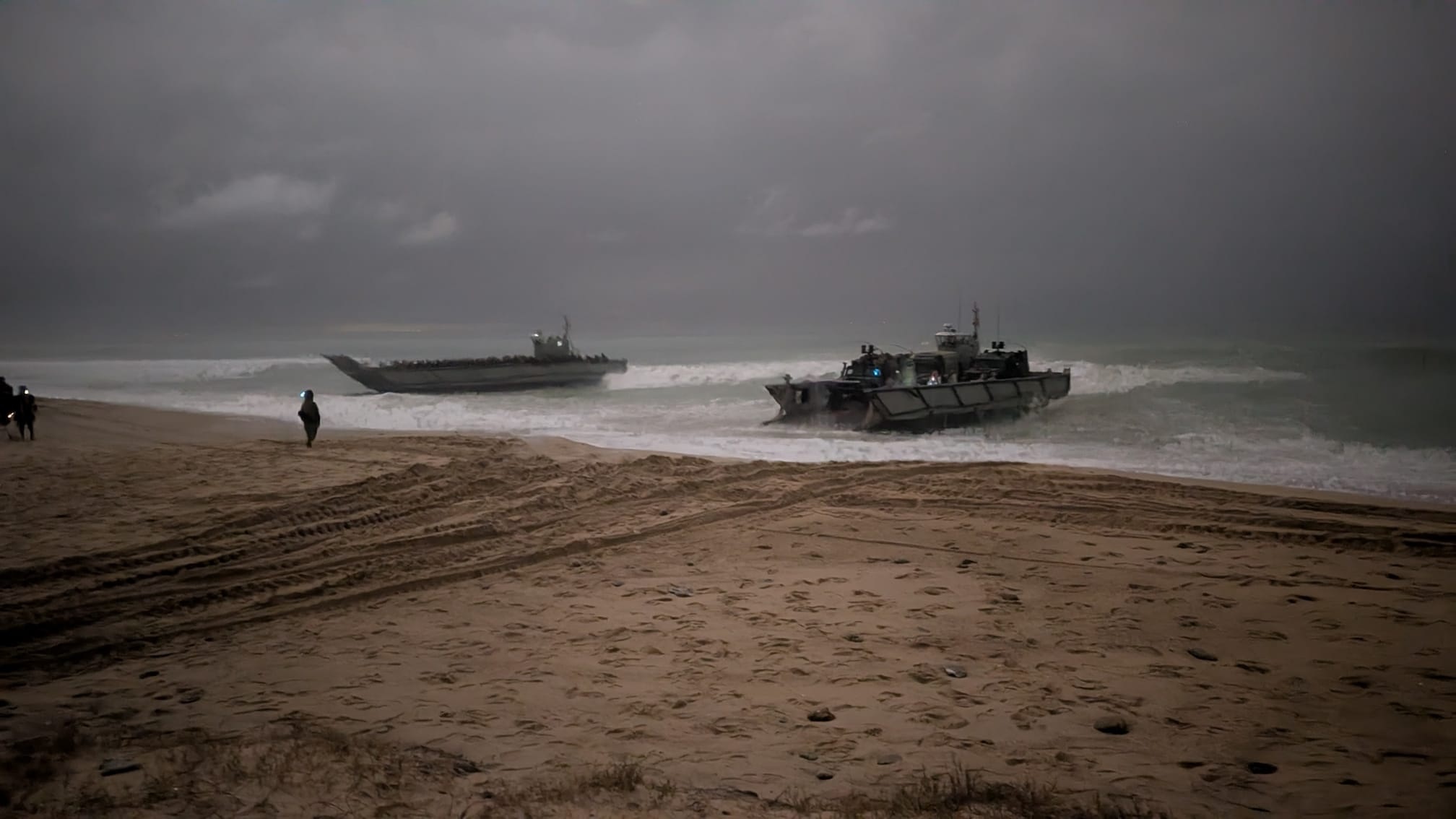Imagen de archivo de unas manioras militares en la playa del Retín, en Barbate.