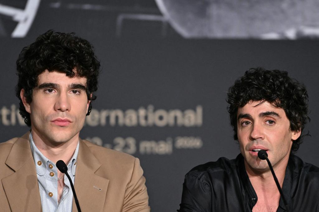 Javier Calvo y Javier Ambrossi durante la rueda de prensa de presentación de "La bola negra" este viernes en Cannes.