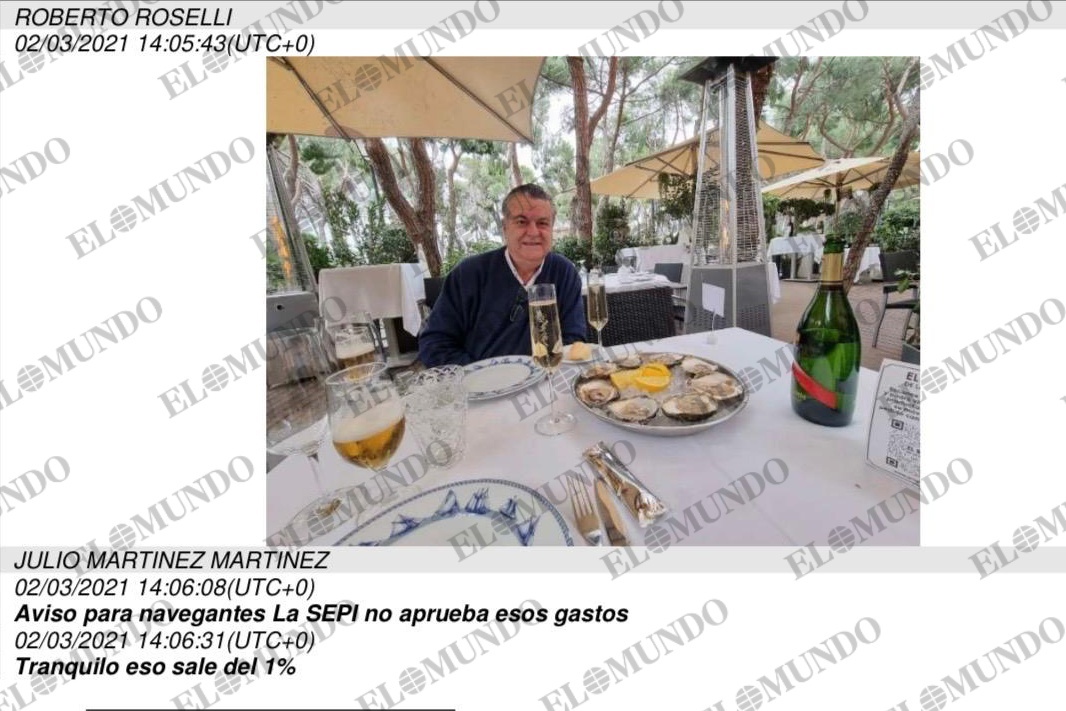 Julio Mart�nez Sola, presidente de Plus Ultra, celebrando con ostras y champ�n el rescate de la compa��a.