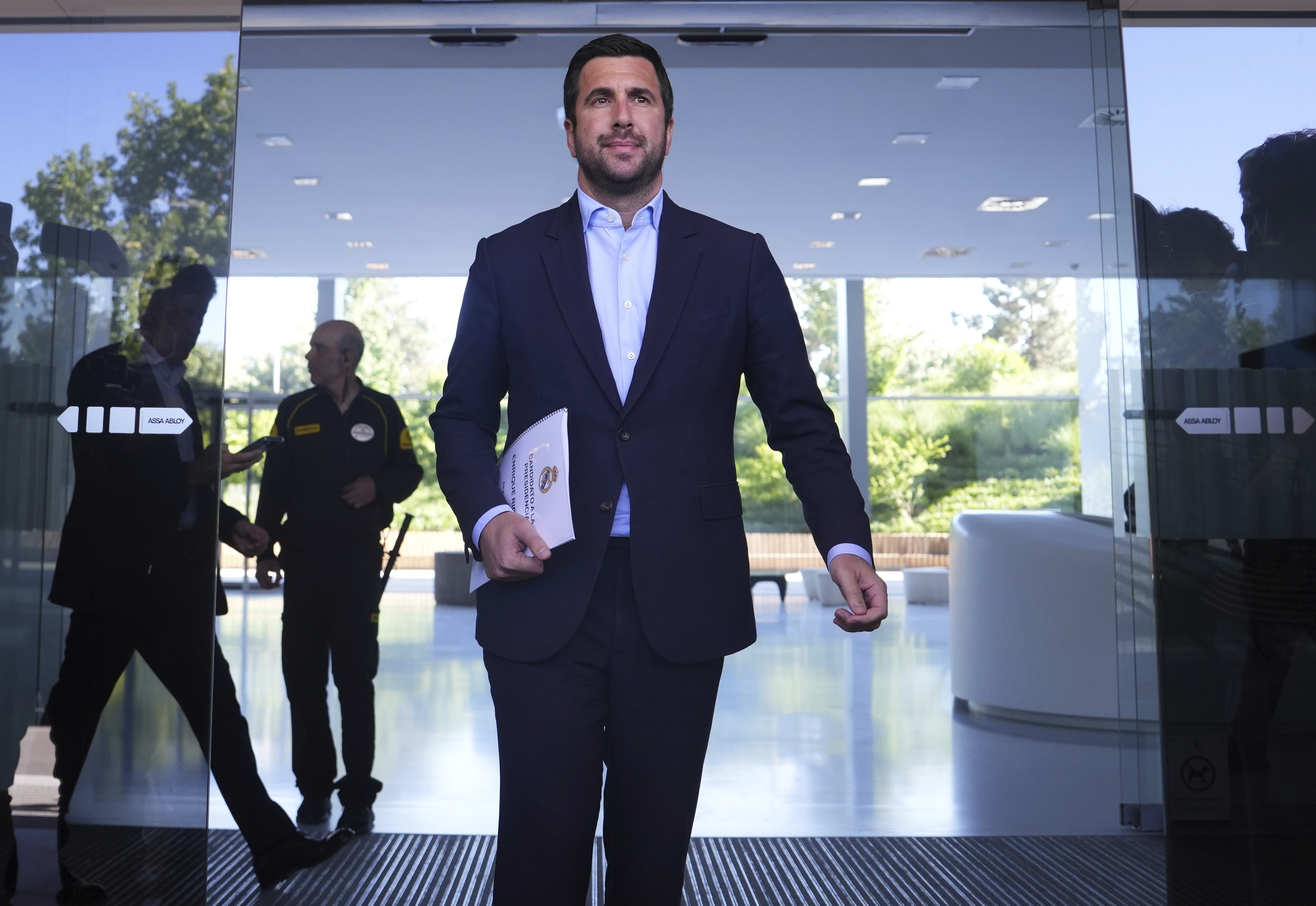 Enrique Riquelme abandona las oficinas del Real Madrid.