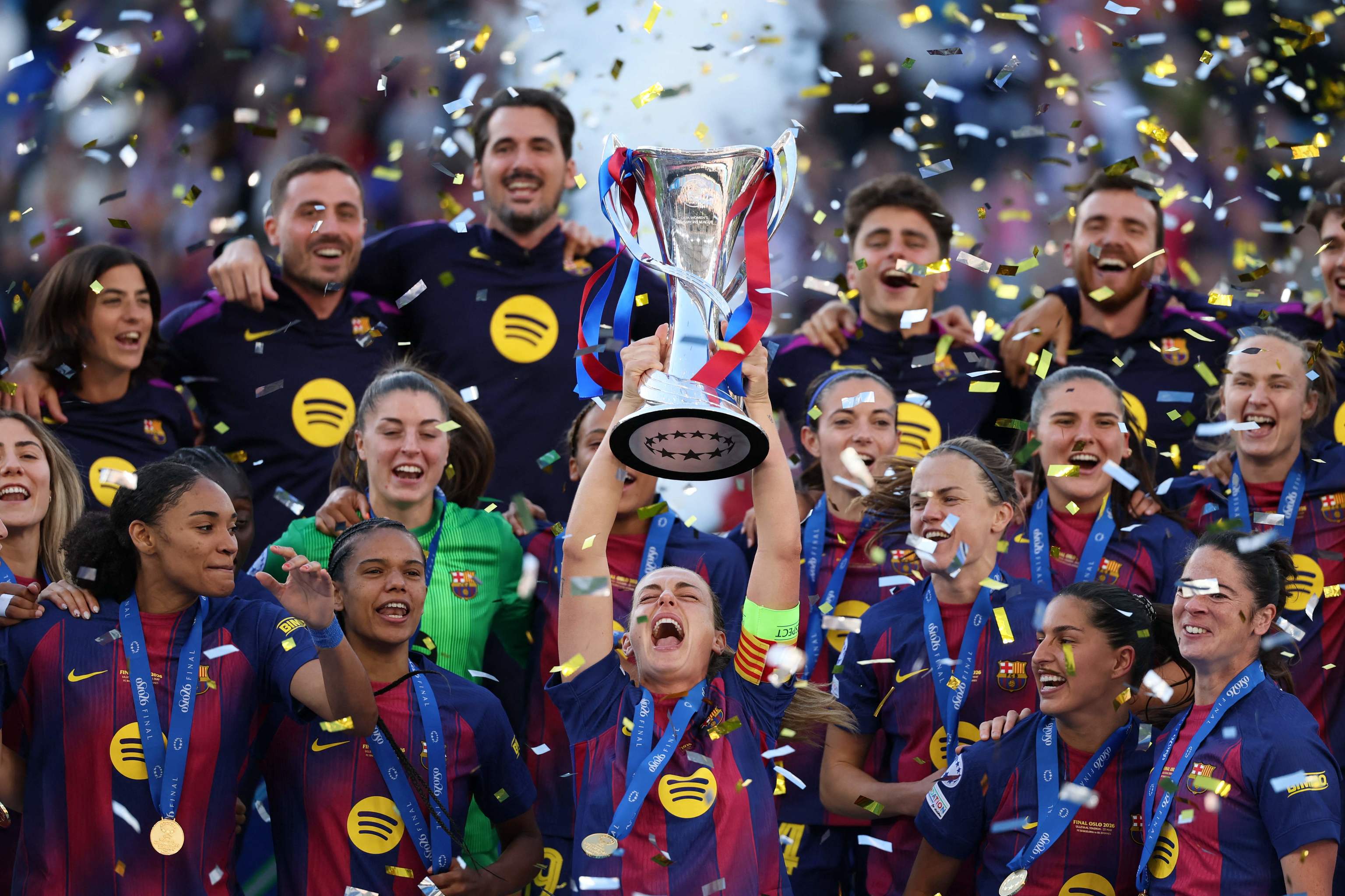 Putellas levanta la Copa rodeada por sus compañeras.