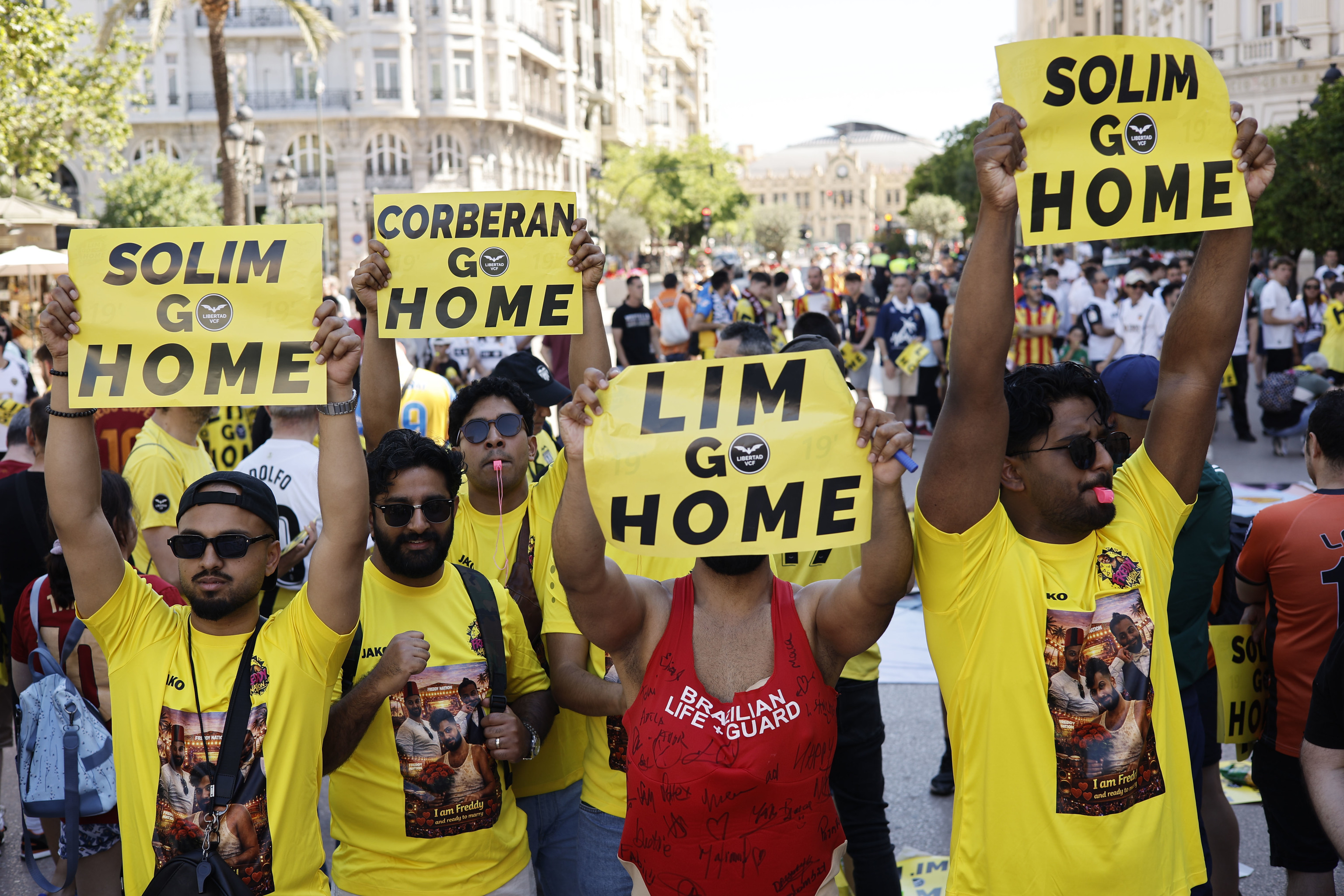 Los aficionados del Valenica protesta contra Lim.