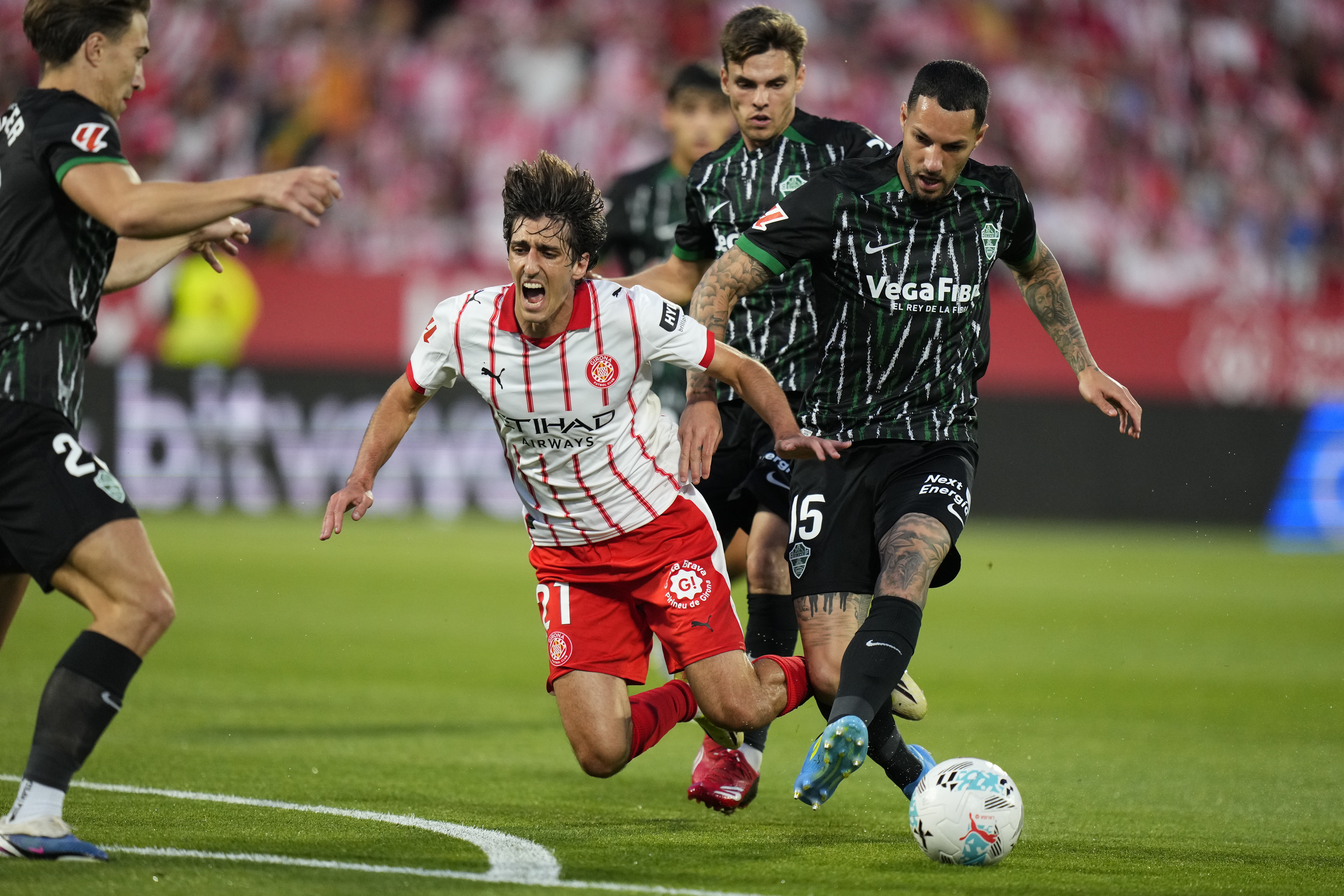 Bryan Gil, al suelo ante la entrada de Morente.