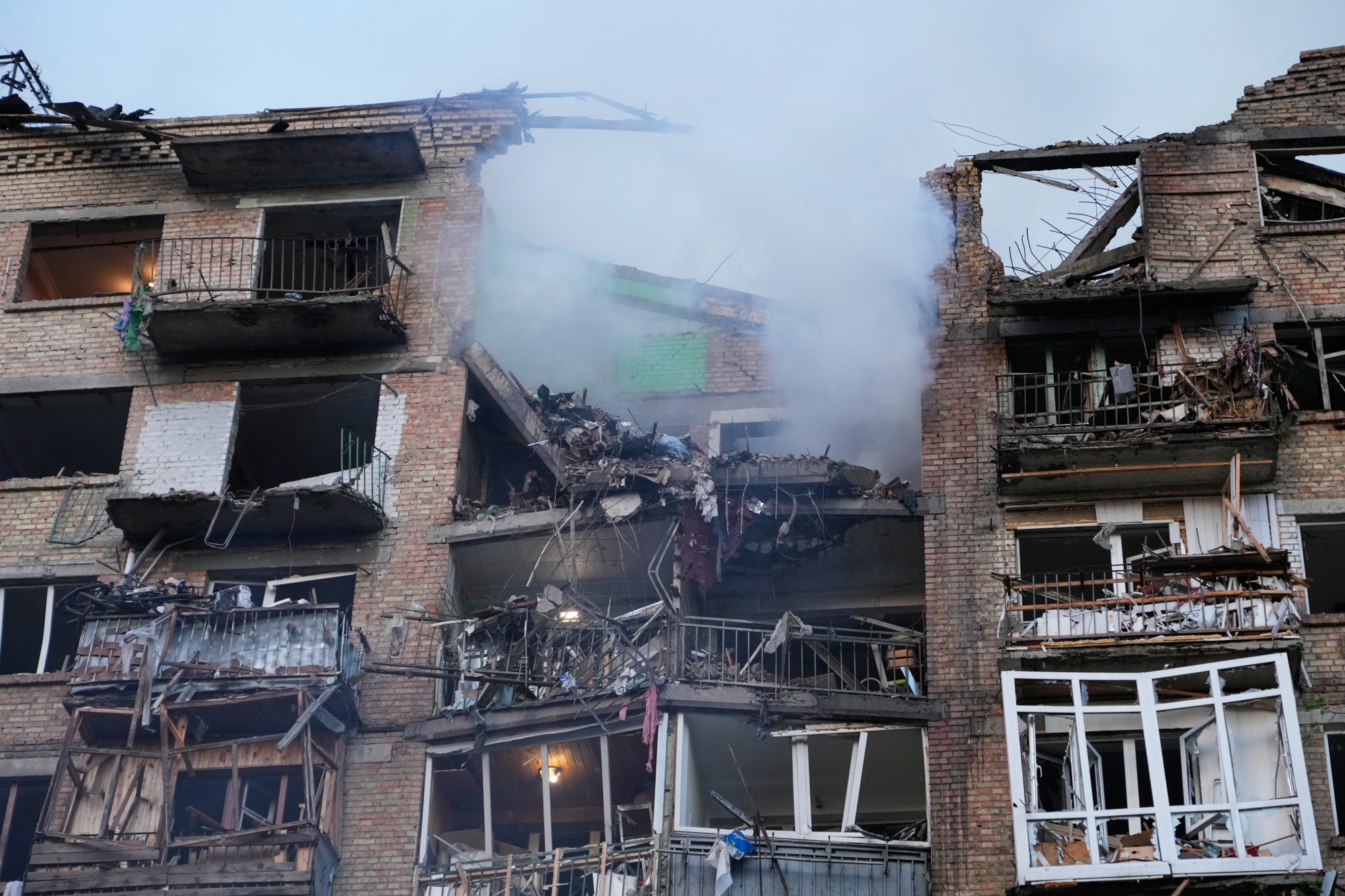Un edificio residencial da�ado tras un ataque con misiles rusos en Kiev.
