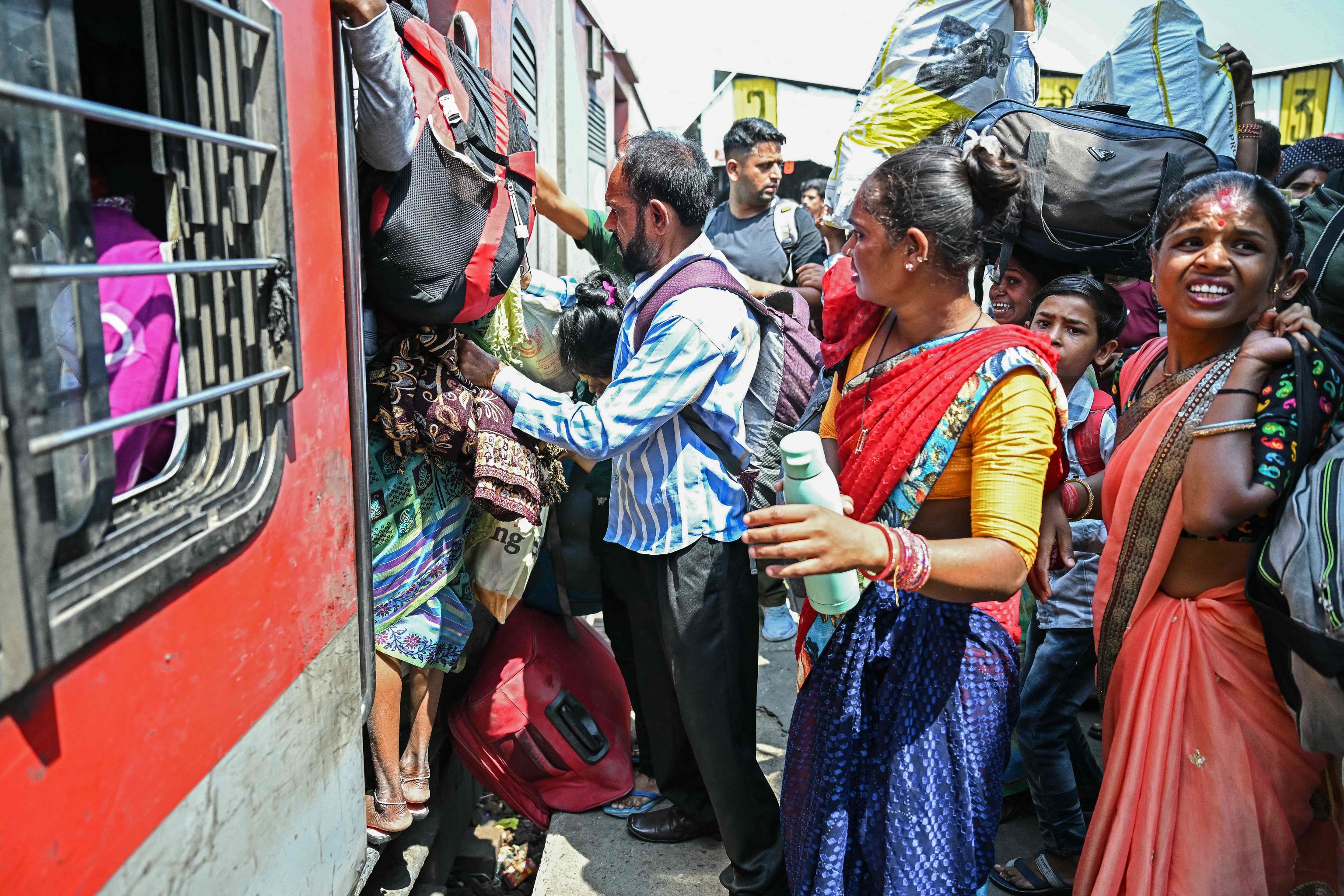 Personas acceden a un tren en Pakistán