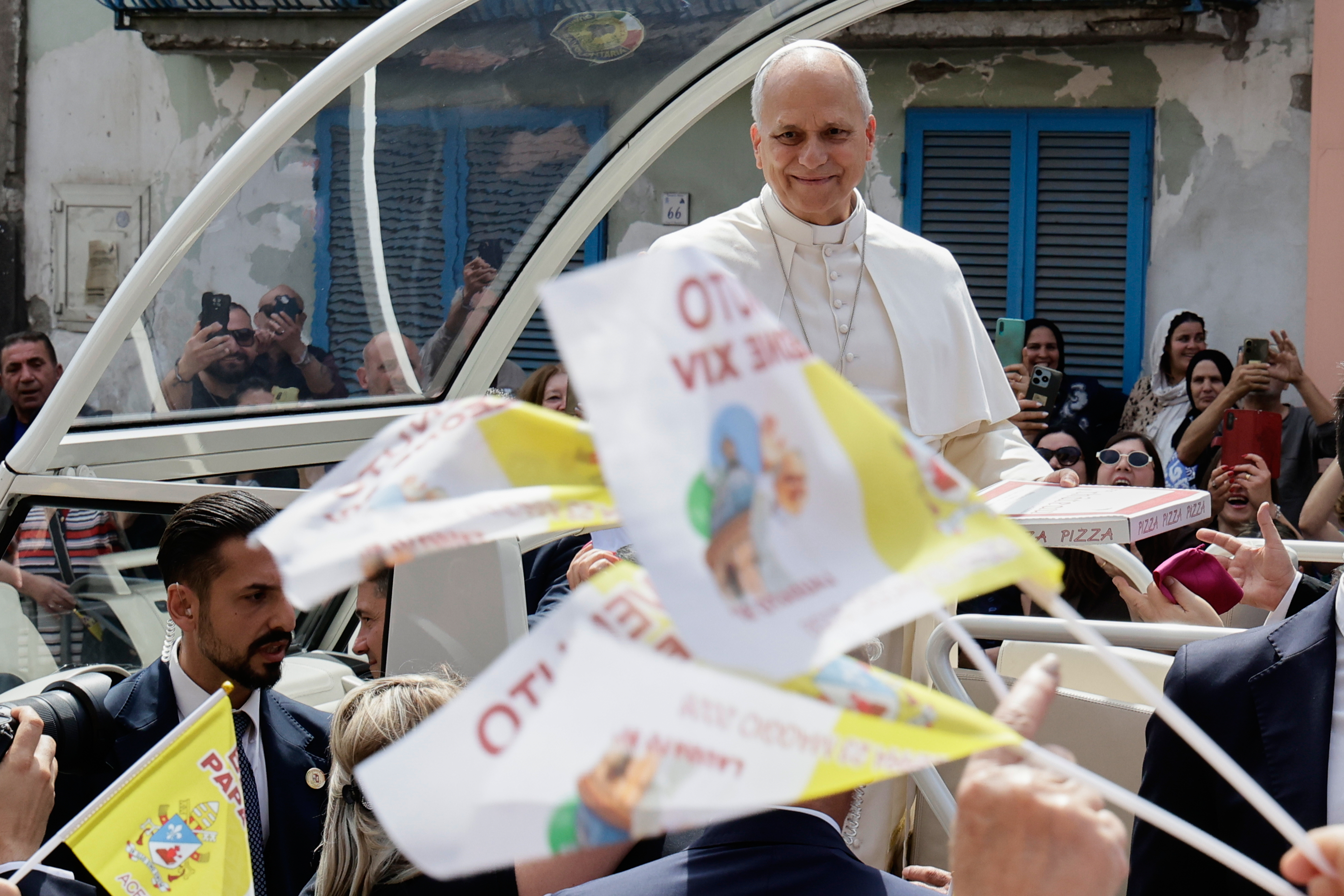 El Papa, a bordo de su papam�vil durante la visita pastoral de un d�a a Acerra, Italia, el 23 de mayo.