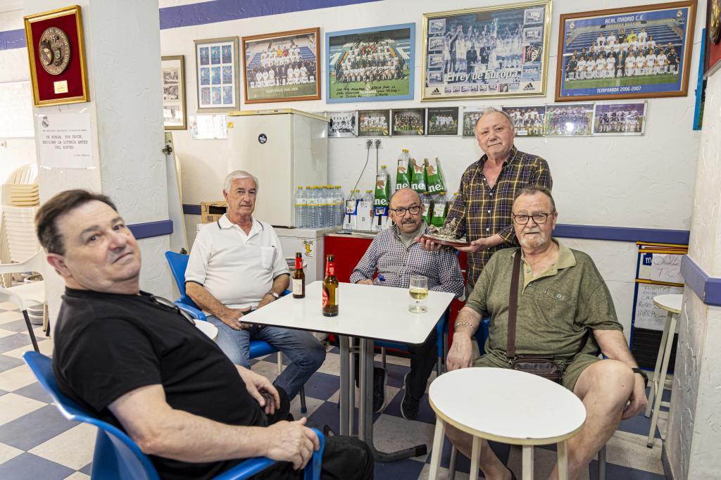 Socios de la peña ¡Hala Madrid! en la localidad de Callosa de Segura.