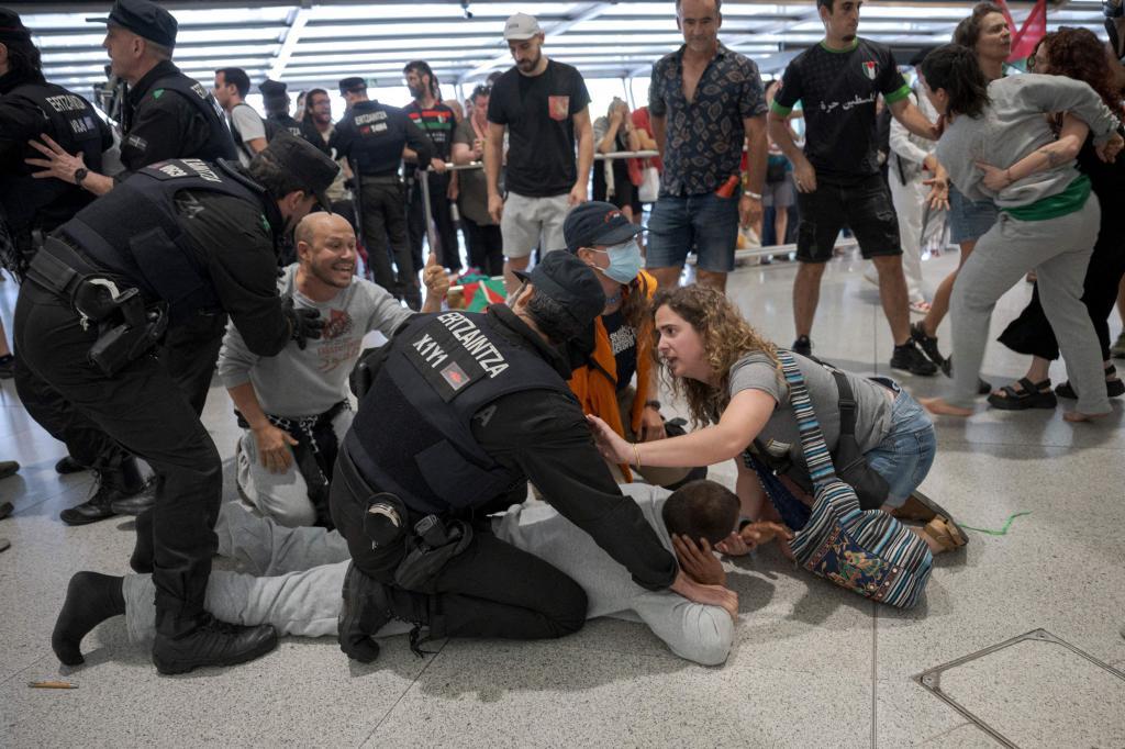 Agentes de la Ertzaintza detienen a miembros de la Flotilla Global Sumud a su llegada al aeropuerto de Bilbao