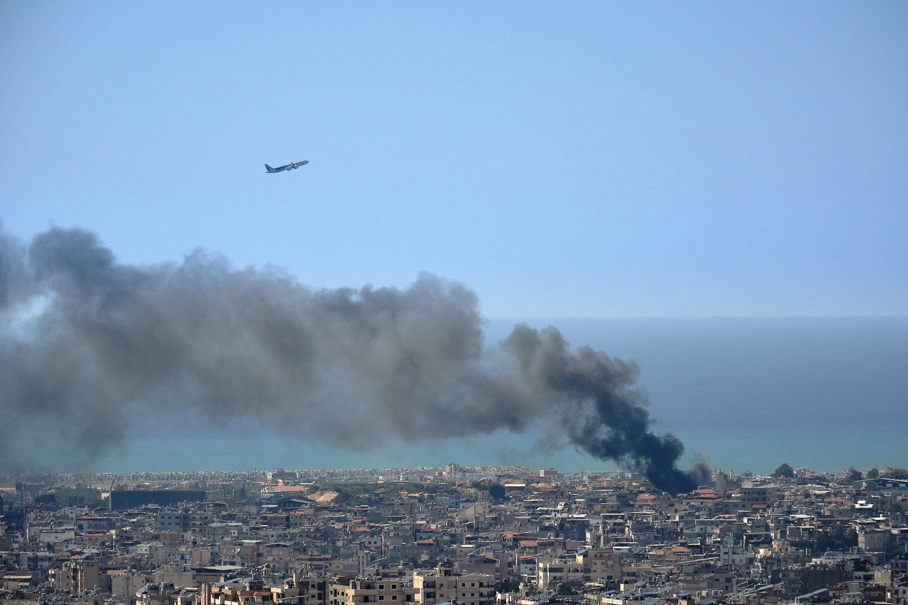 Un avi�n comercial de la compa��a libanesa Middle East Airlines sobrevuela Beirut el pasado 17 de marzo durante el inicio de la ofensiva a�rea por parte de Israel en los suburbios del sur de la ciudad.