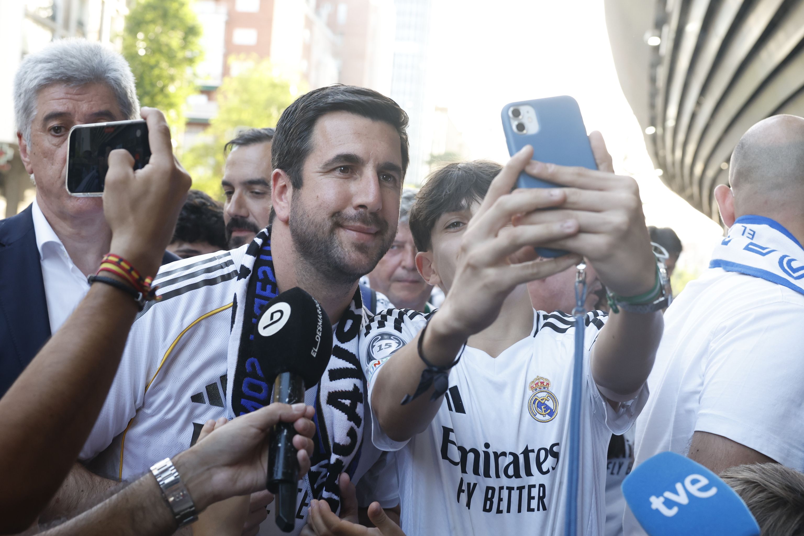 Riquelme, junto a aficionados del Madrid.