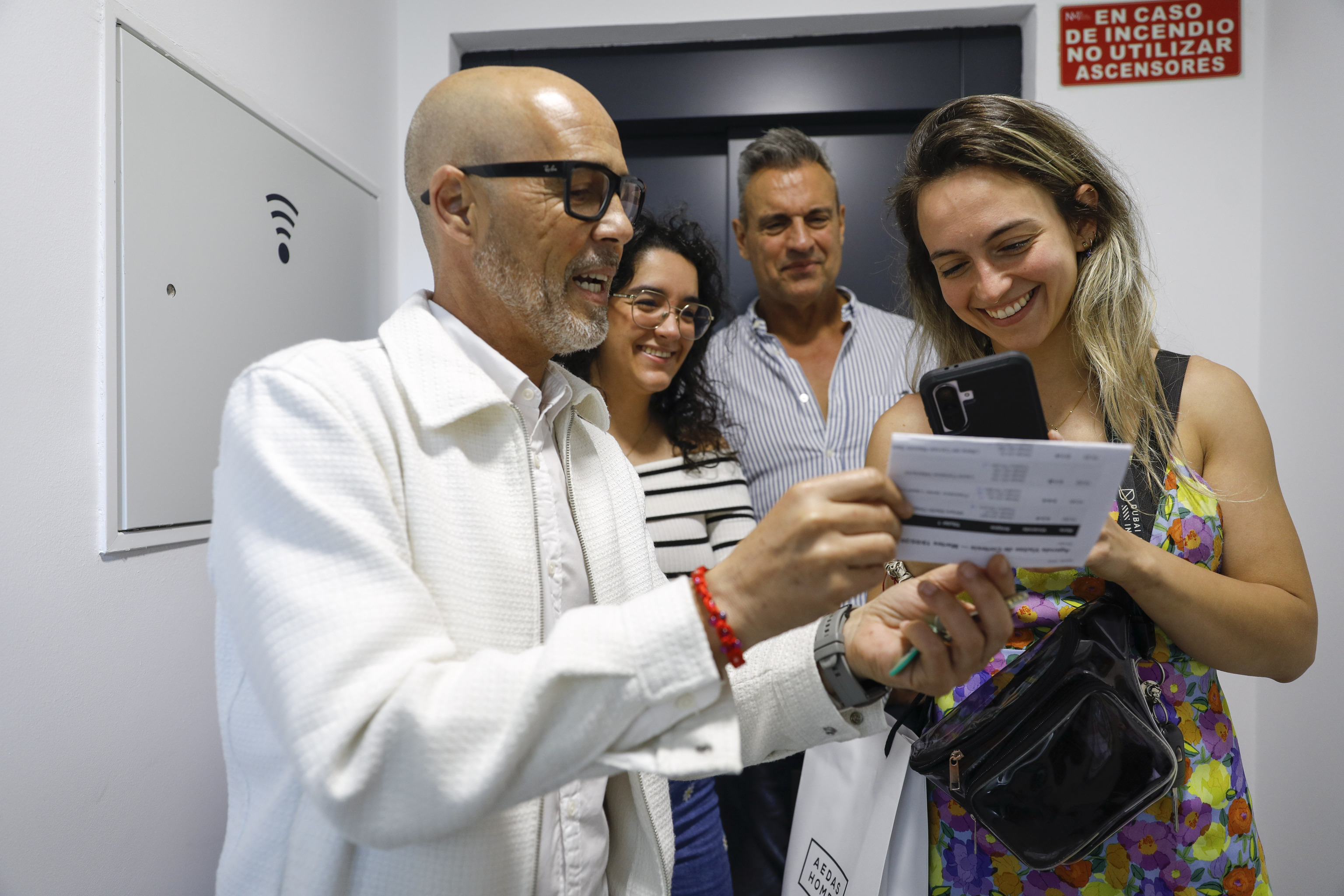 Blanca recibe las instrucciones momentos antes de entrar en su piso.