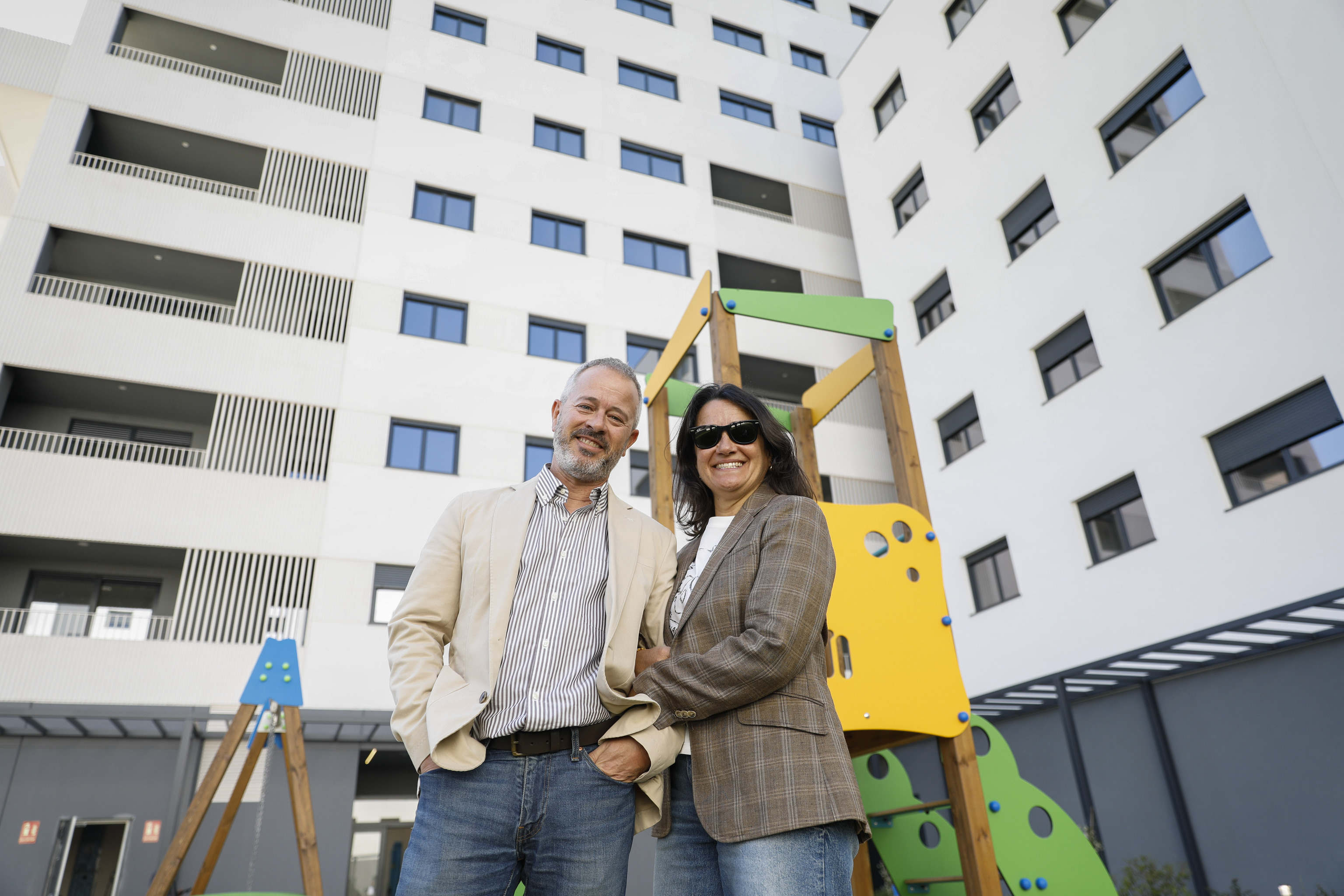Javier y Ruth, en la zona infantil de la promoci�n de Aedas Homes.
