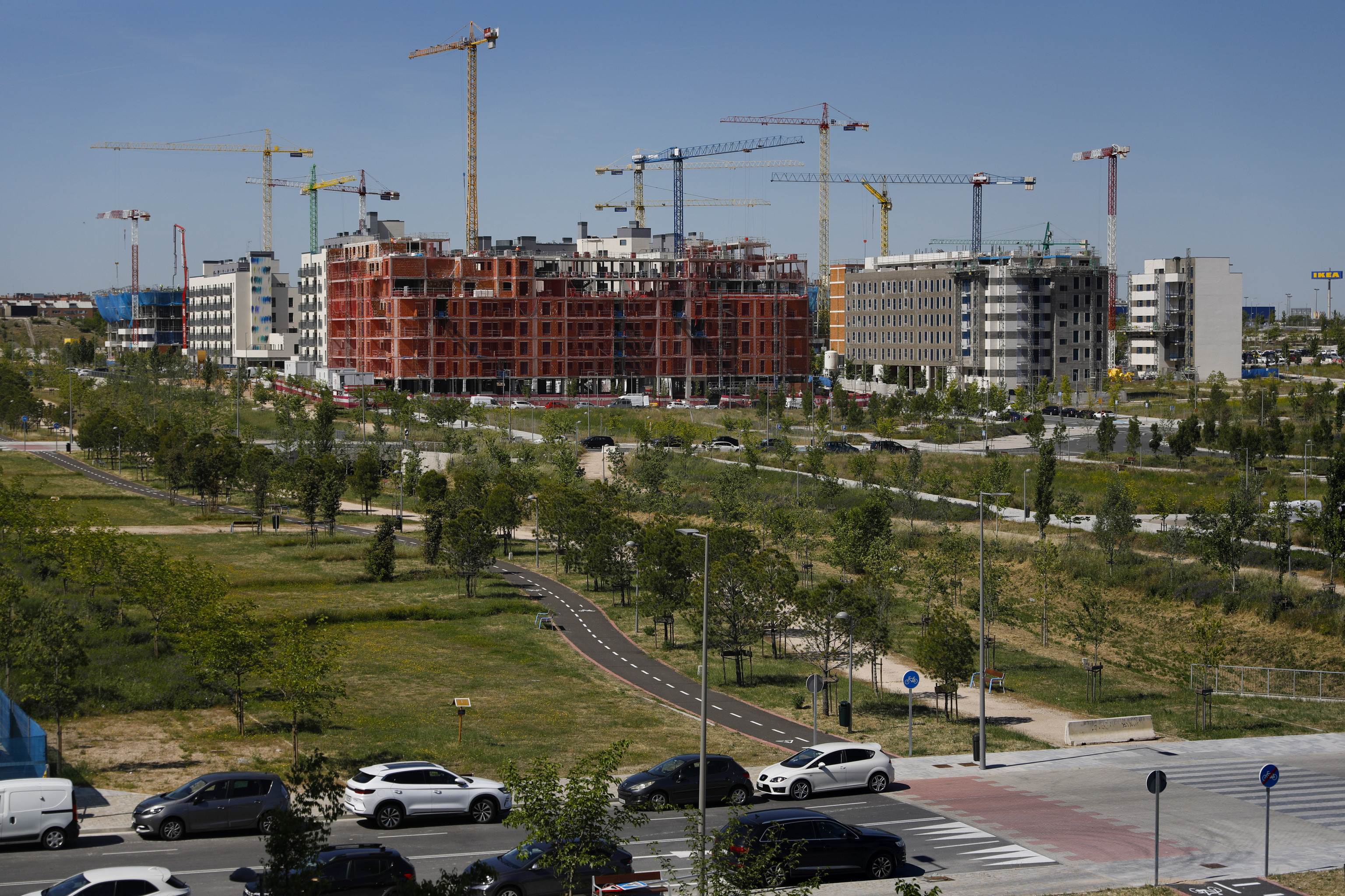 Los Berrocales, repleto de gr�as y bloques en construcci�n.