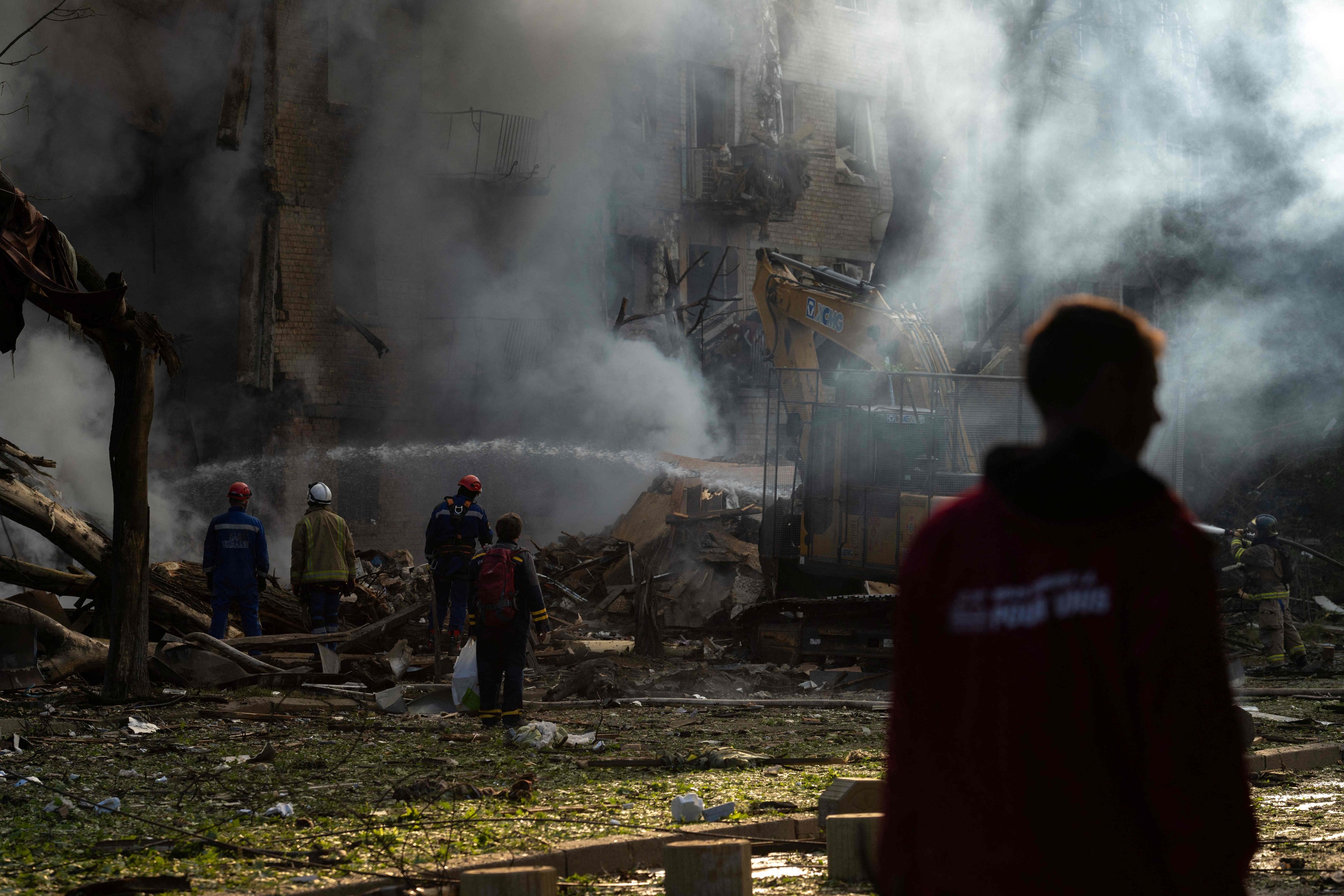 Equipos de rescate buscan víctimas en los restos de un edificio atacado.