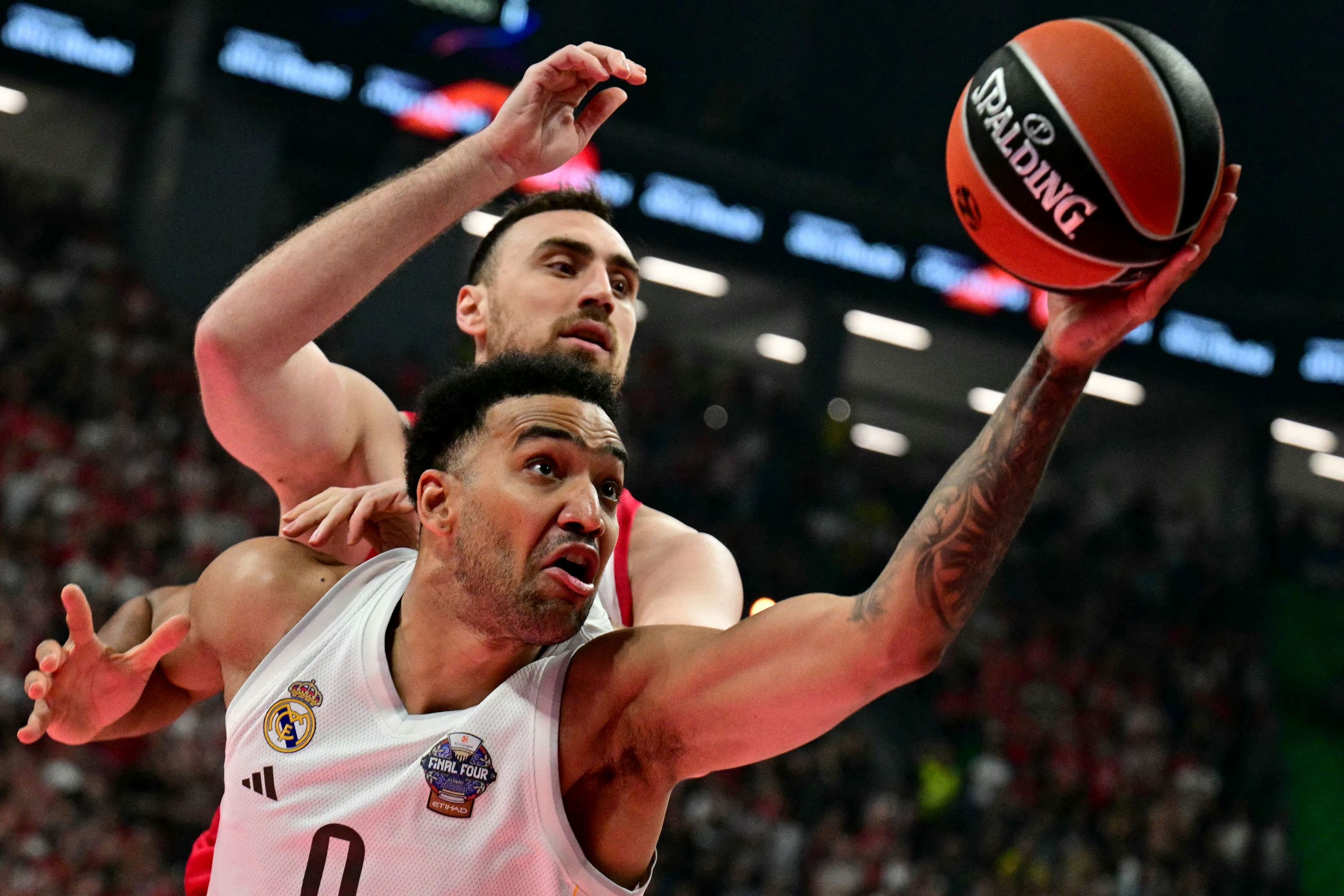 Lyles, ante Milutinov, durante la final en el OAKA.