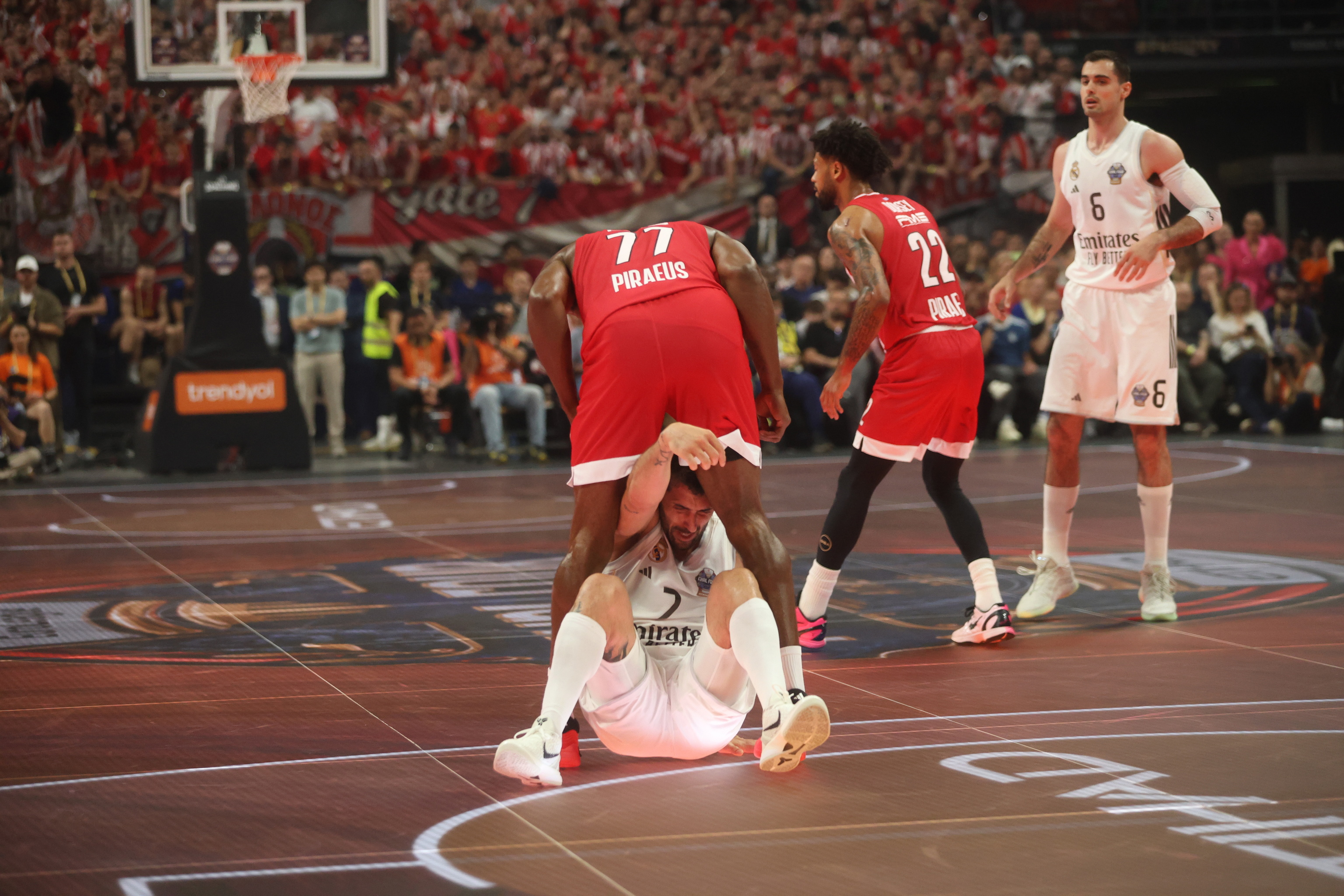 Shaquielle Mckissic y Campazzo, en una de las acciones m�s pol�micas de la final.