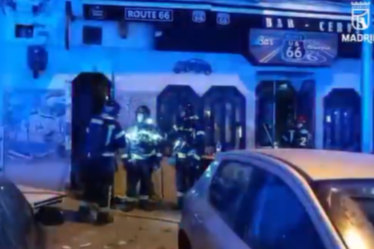 Los bomberos, durante la intervenci�n en el bar de Villaverde.