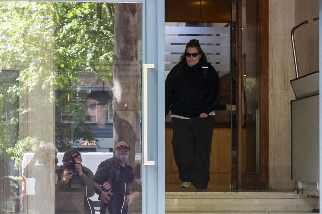 Las dos hijas de Zapatero abandonan la sede de su empresa tras el registro del martes pasado.