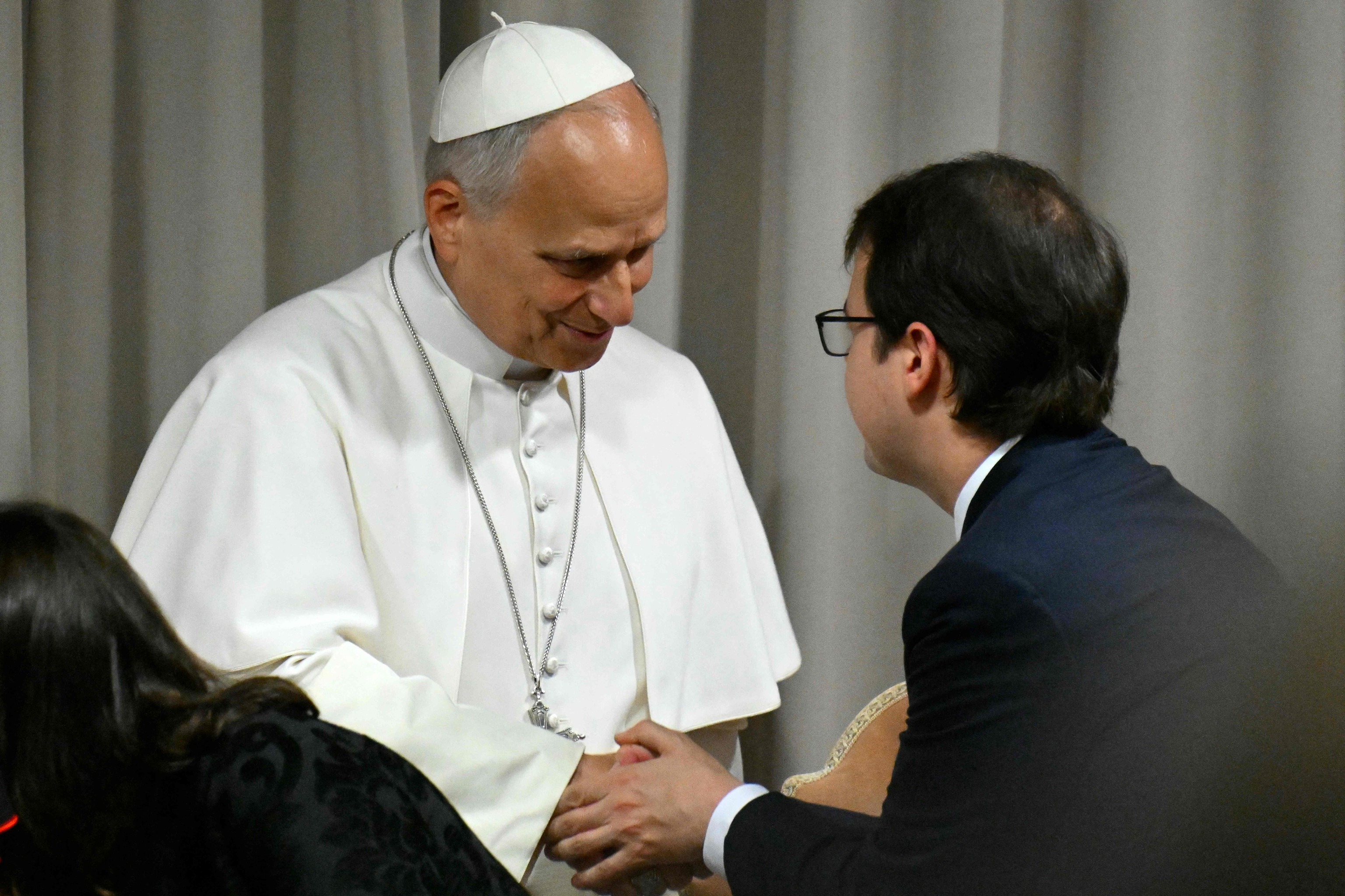 El Papa saluda al cofundador de Anthropic, Christopher Olah.