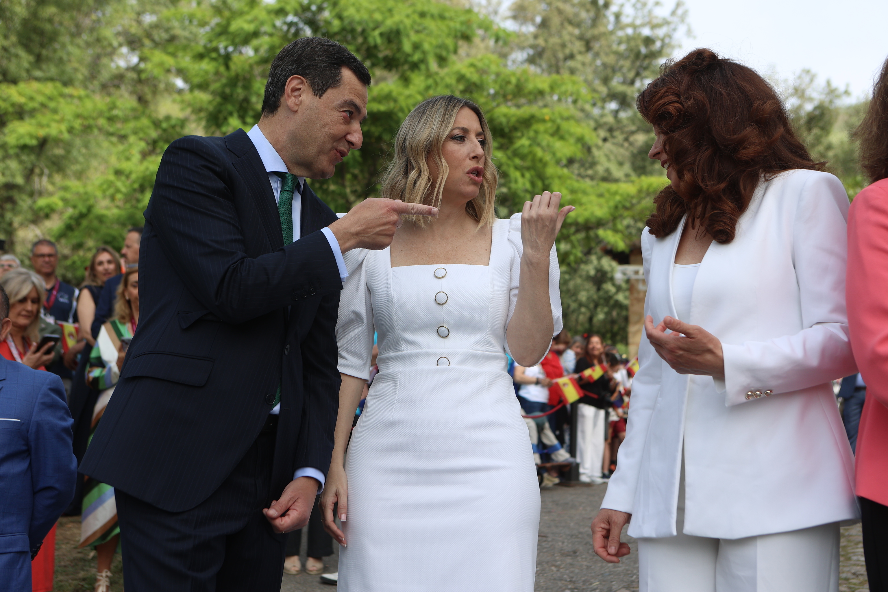 Juanma Moreno, la presidenta de Extremadura, Mar�a Guardiola, y la presidenta del Comit� Europeo de las Regiones, Kata Tutto, este lunes en Cuacos de Yuste (C�ceres).