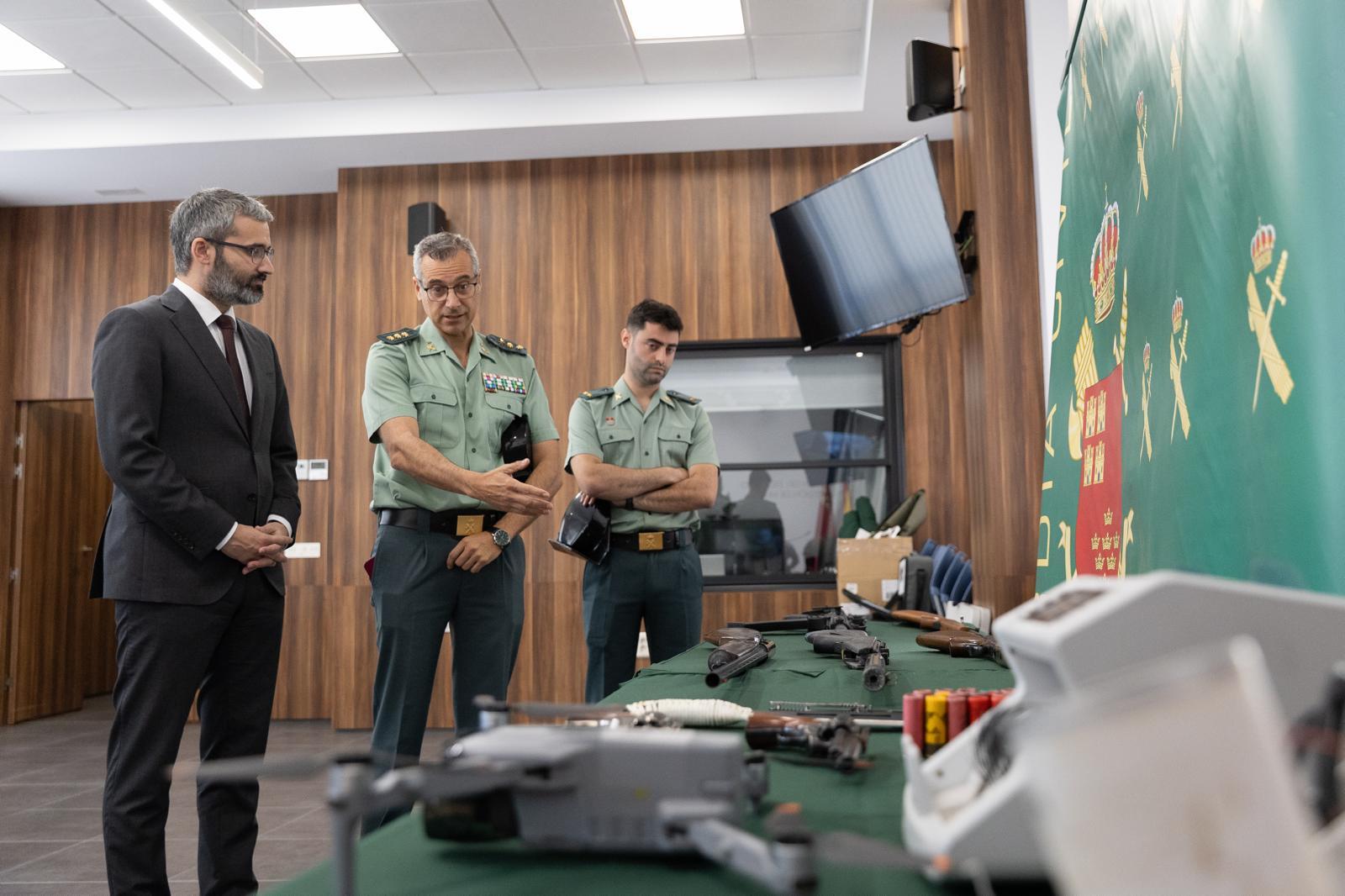 El coronel, Francisco Pulido, muestra algunas de las incautaciones al delegado del Gobierno en la Región, Francisco Lucas