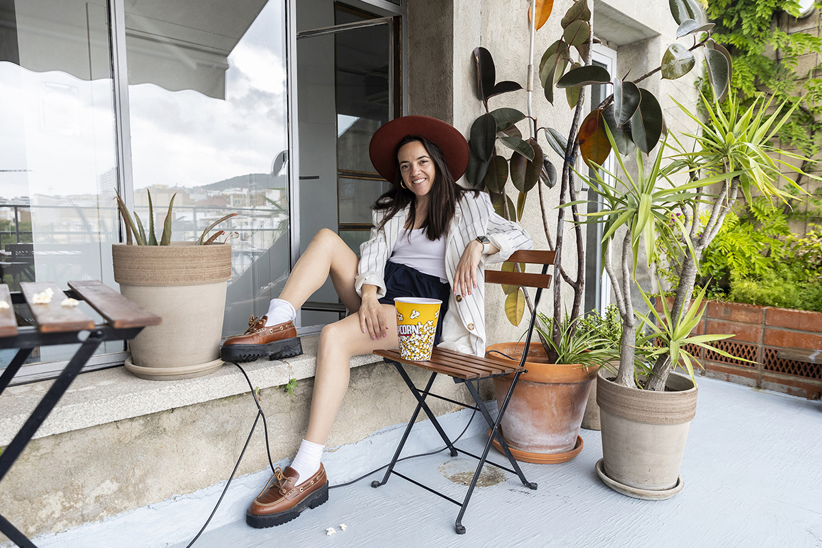 La escritora en una terraza del Desastre con vistas a Gràcia y un bote de palomitas.