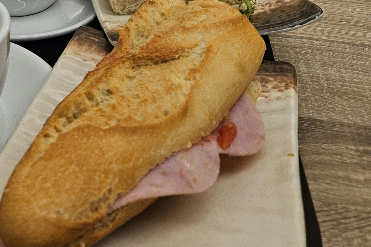 Ni almussafes ni brascada: el mejor bocadillo de la Comunidad Valenciana se come en Casa Marina y lleva figatells y botifarrons