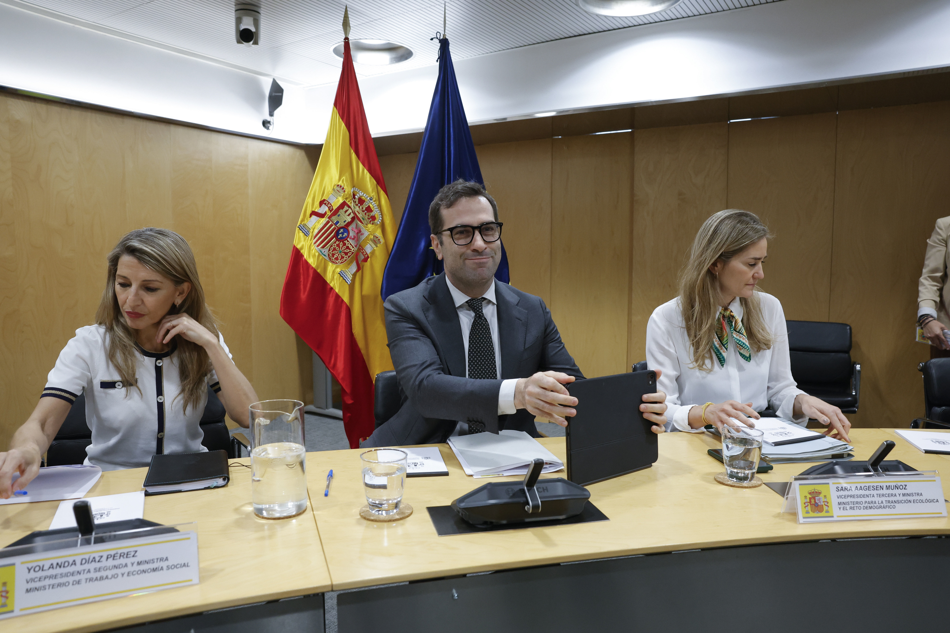 El Gobierno asegura que España está preparada "para afrontar el verano con garantías" y decidirá estas semanas qué medidas prorroga más allá del 30 de junio