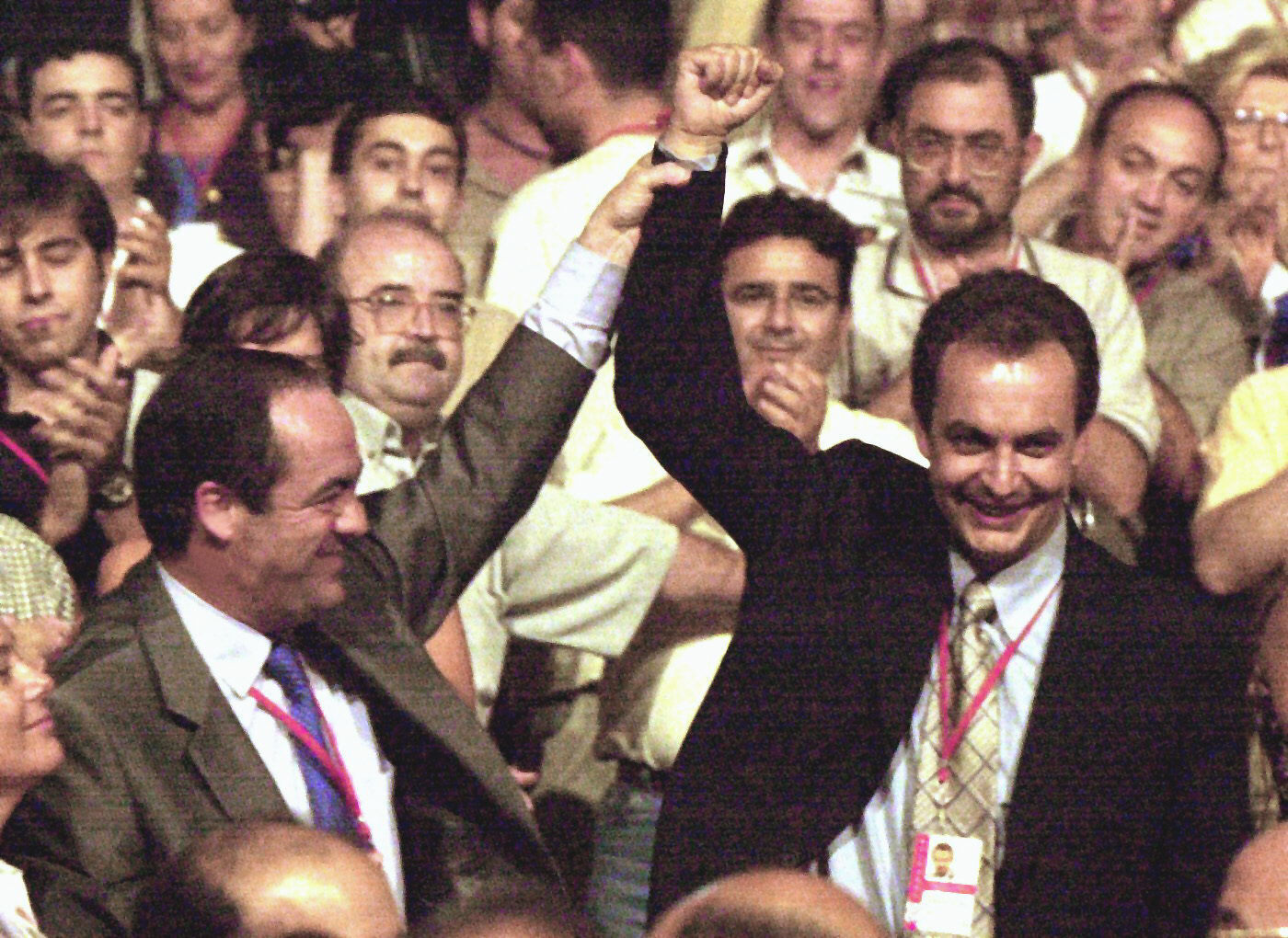 Zapatero celebra su victoria frente a Bono en julio del 2000.