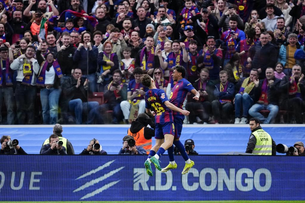 Jugadores del Barcelona celebran un gol en febrero