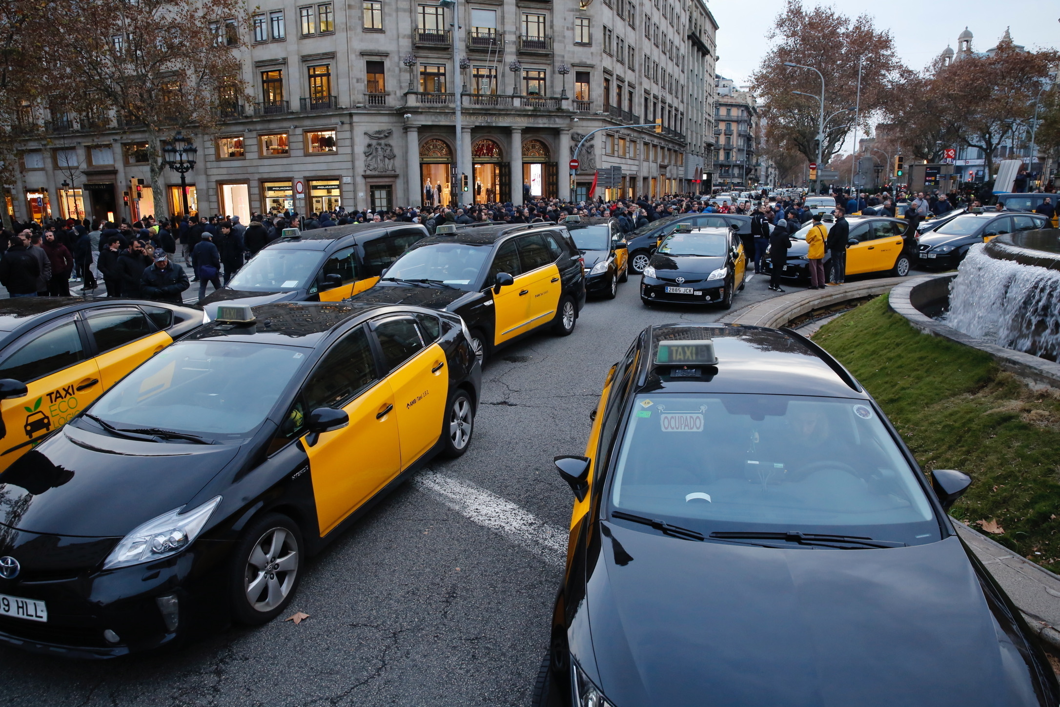 Concentracion de protesta de los taxis en la Gran Via de Barcelona, en 2019.