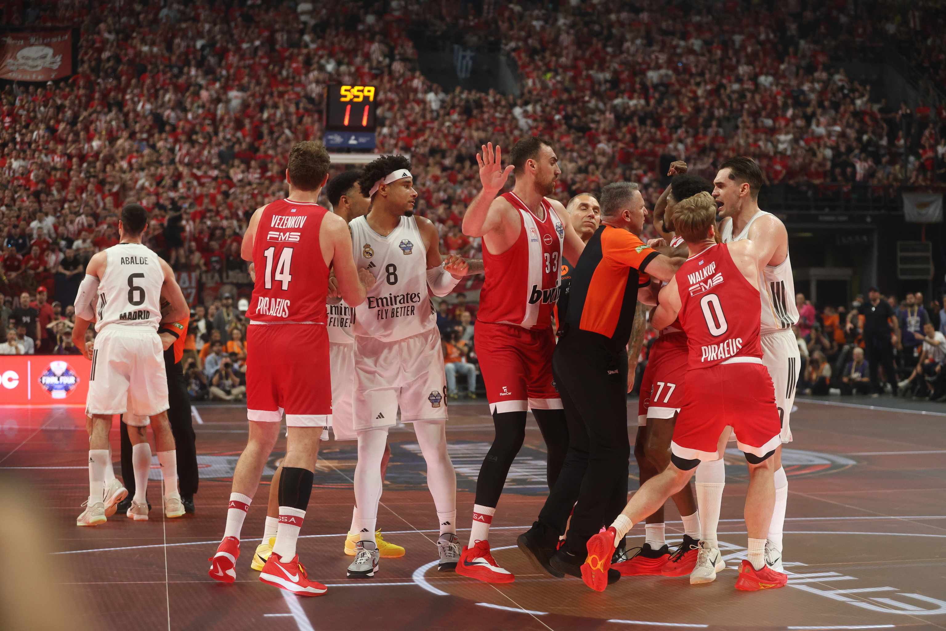 Una de las trifulcas de la final entre Olympiacos y Real Madrid.
